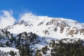 Majestätischer Vihren-Gipfel, bedeckt mit Schnee, unter strahlend blauem Himmel im bulgarischen Pirin-Gebirge.