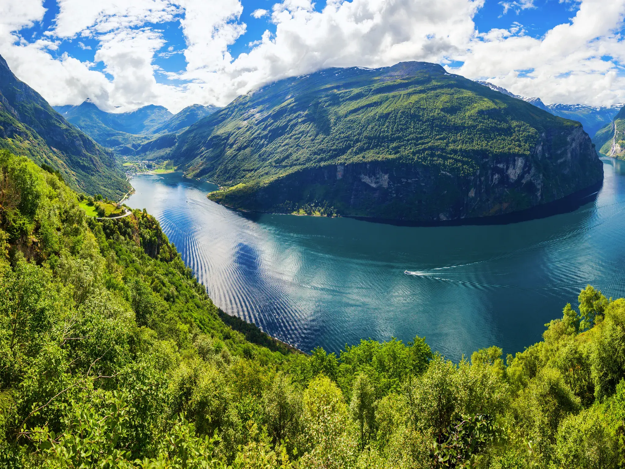 Spektakulärer Panoramablick auf den Geirangerfjord in Norwegen, ein UNESCO-Welterbe, von einem hohen Aussichtspunkt.