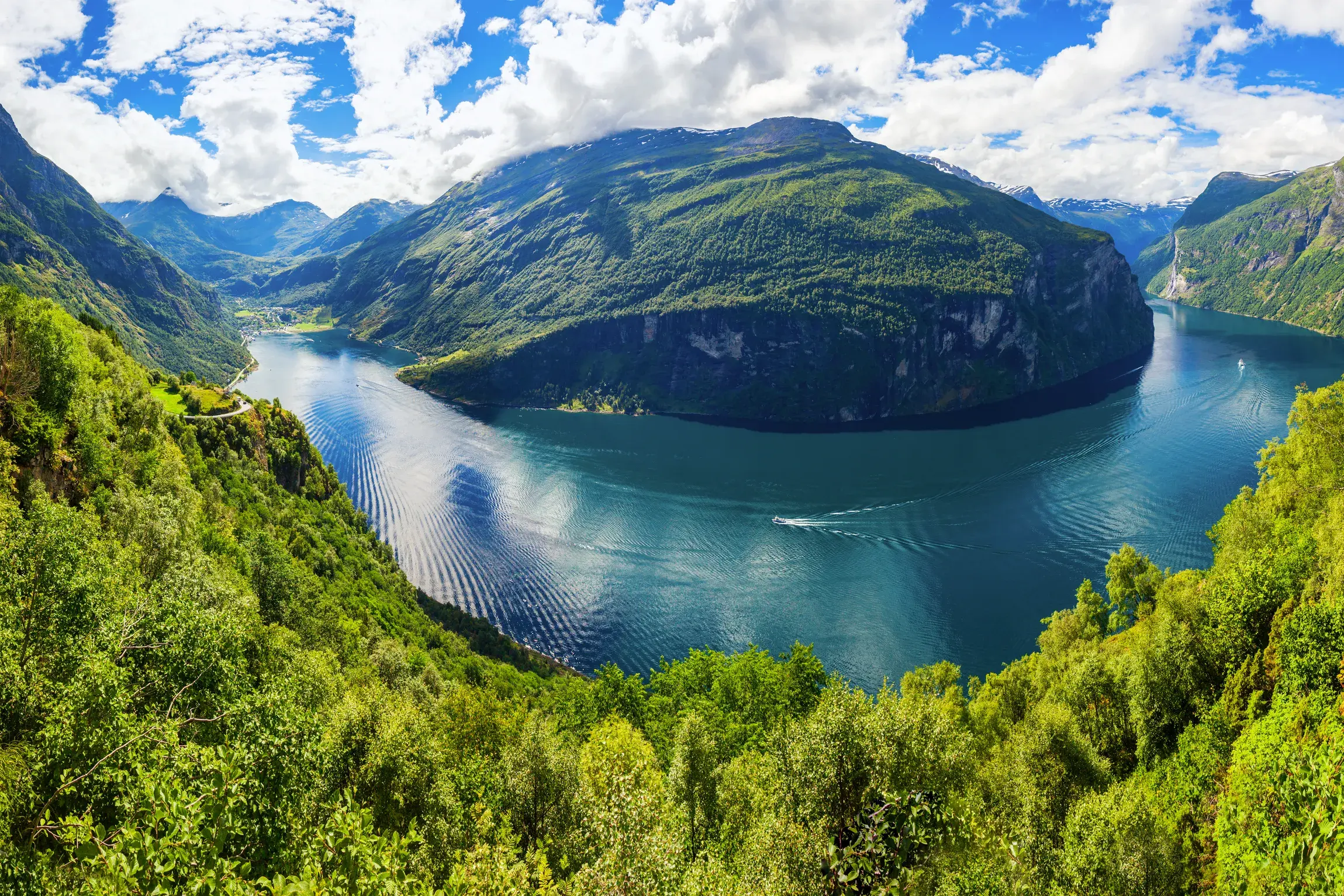 Spektakulärer Panoramablick auf den Geirangerfjord in Norwegen, ein UNESCO-Welterbe, von einem hohen Aussichtspunkt.