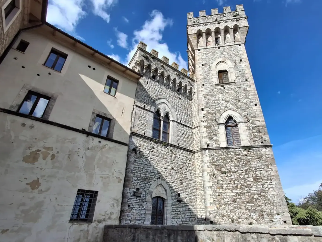 Mittelalterliche Festung Castel di Fiori in Umbrien mit steinernem Wehrturm und Zinnen, entdeckt auf einer Wanderreise.