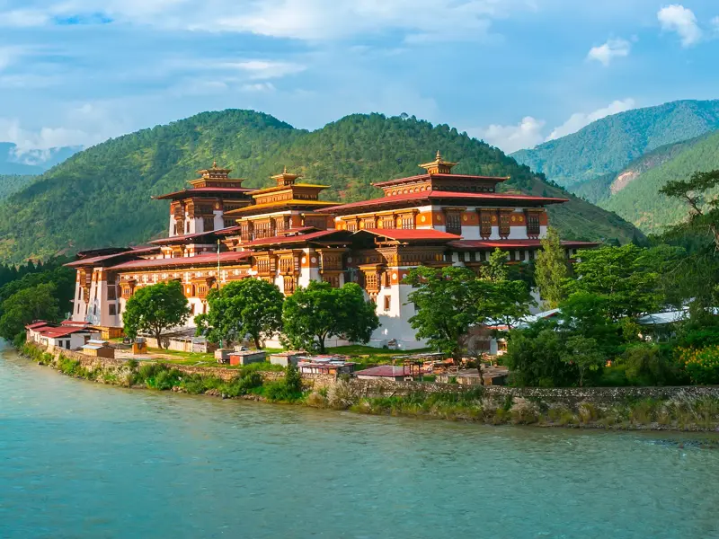 Der prächtige Punakha Dzong, Palast der Glückseligkeit, am Zusammenfluss von Pho und Mo Chhu in den Bergen Bhutans.