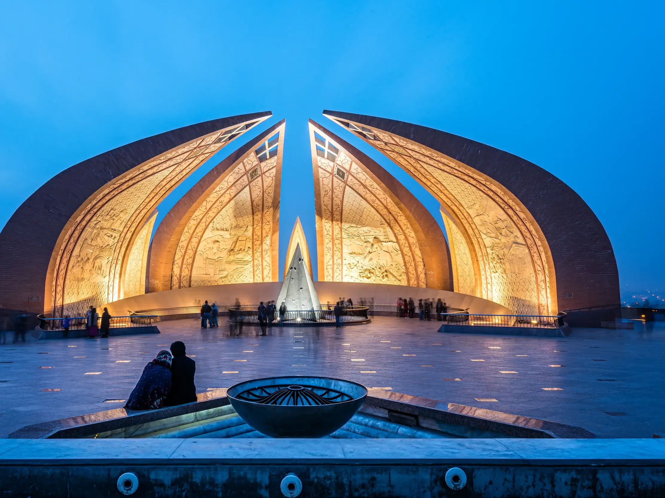 Das beleuchtete Pakistan Monument in Islamabad in der Dämmerung, ein kulturelles Highlight einer Hauser Trekkingreise.