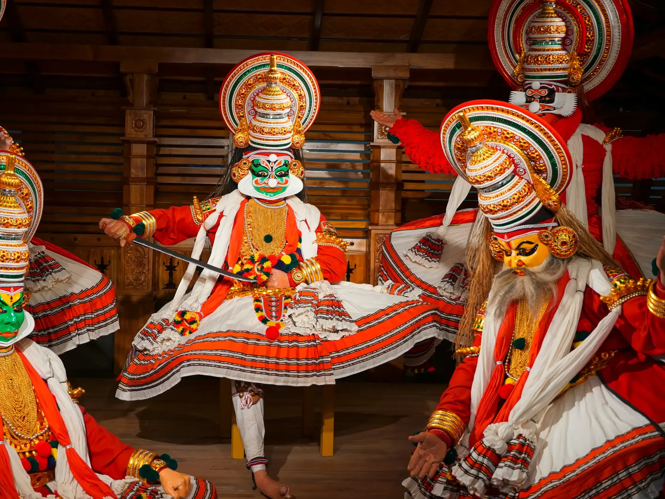Gruppe von Kathakali-Künstlern mit aufwendiger Schminke und Kostümen während eines Tanzdramas auf einer Rundreise in Kochi.