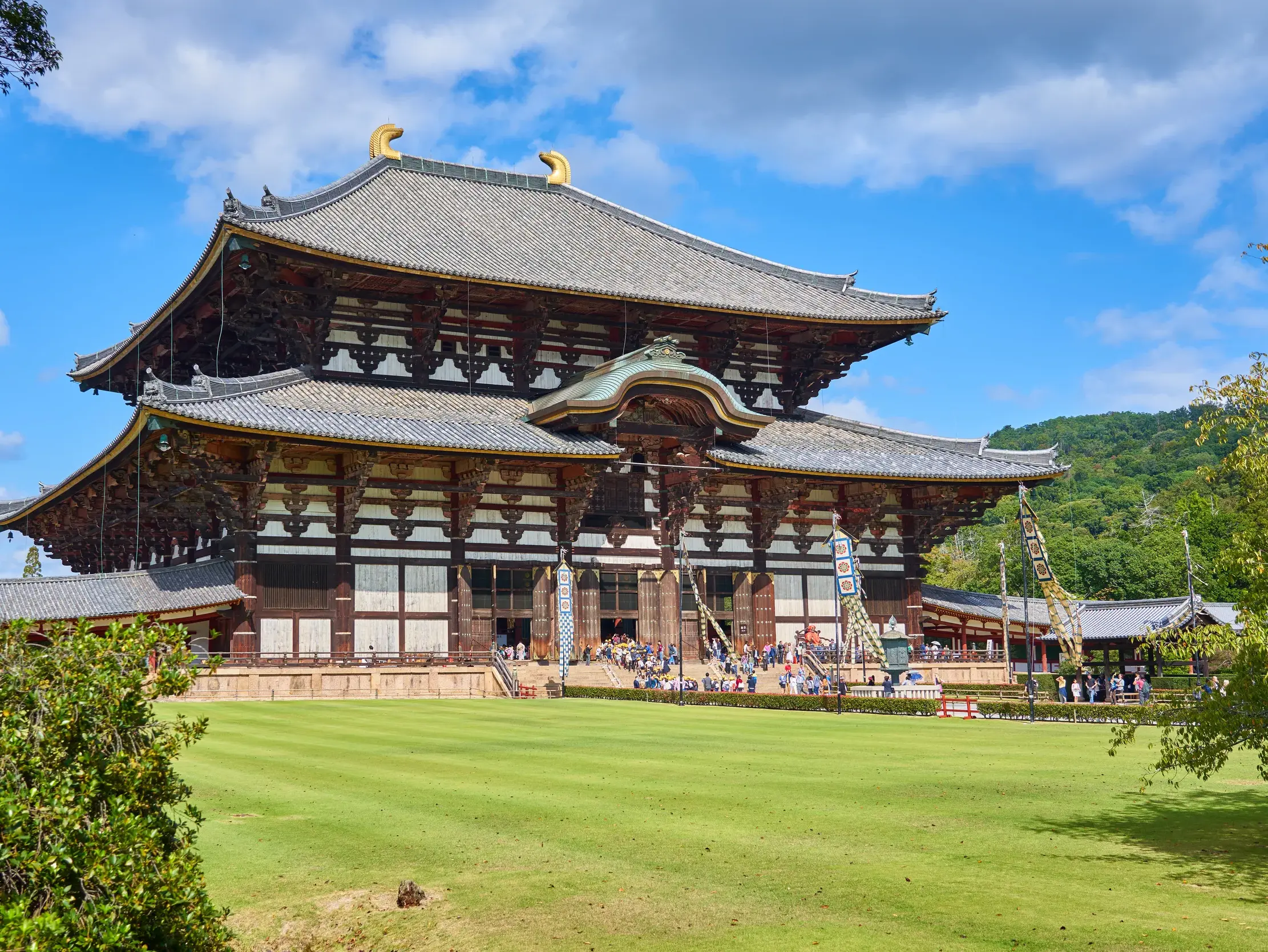Die beeindruckende Halle des Großen Buddha im Tōdai-ji Tempel in Nara, ein kulturelles Highlight auf einer Japan-Wanderreise.
