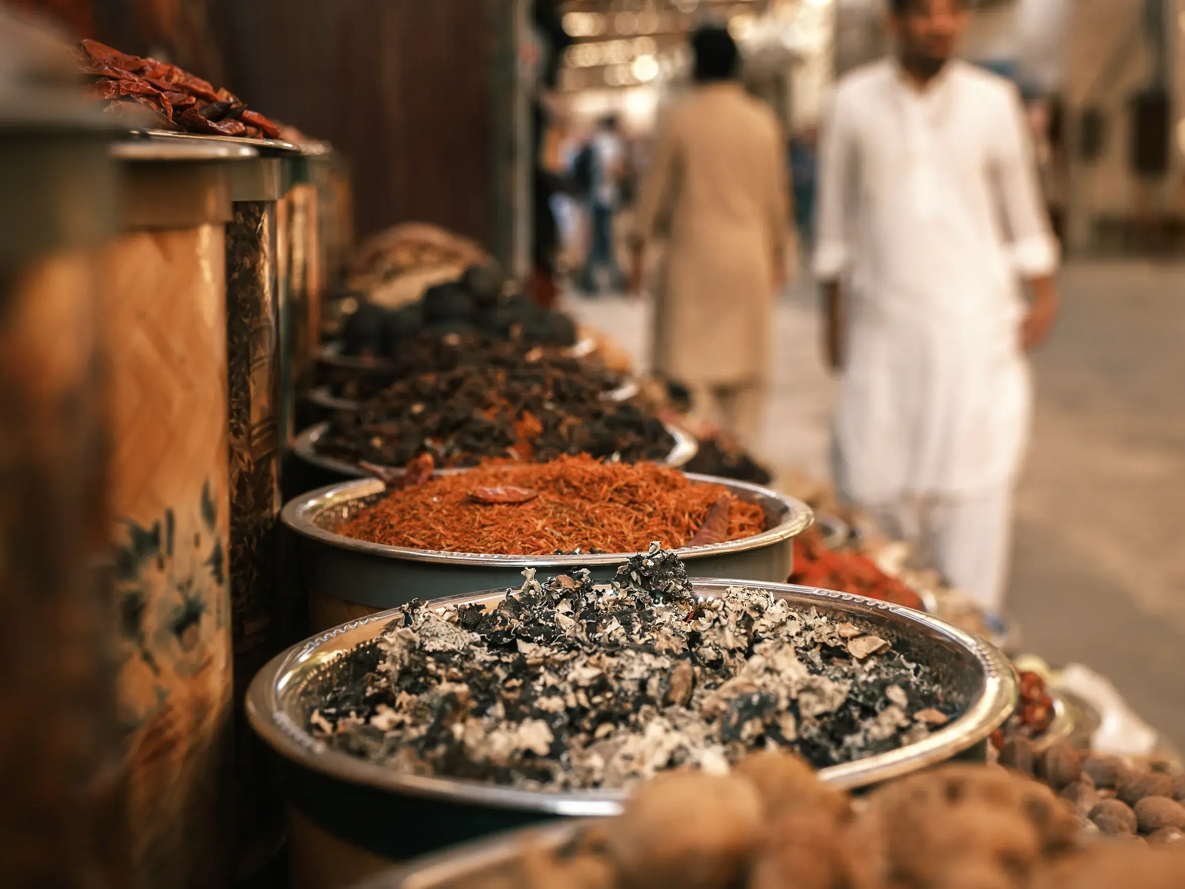 Nahaufnahme von bunten Gewürzen und Weihrauch in Schalen auf dem traditionellen Gewürz-Souk in Dubai.