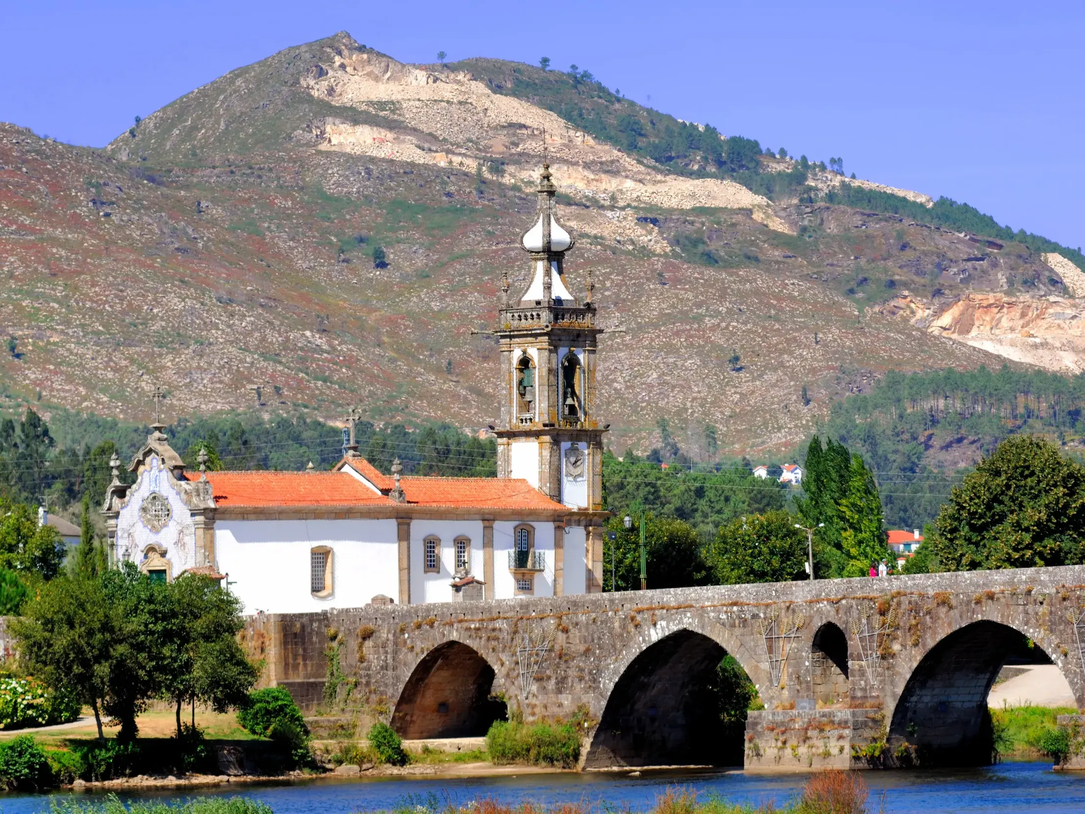 Historische Steinbrücke und Kirche in Ponte de Lima am Rio Lima, ein Etappenziel auf der Wanderung entlang des Jakobswegs.