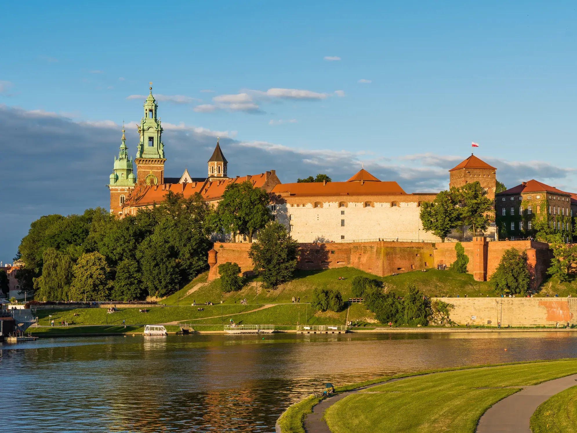 Das königliche Schloss und die Kathedrale auf dem Wawel-Hügel in Krakau bei sonnigem Wetter, gesehen vom Flussufer.