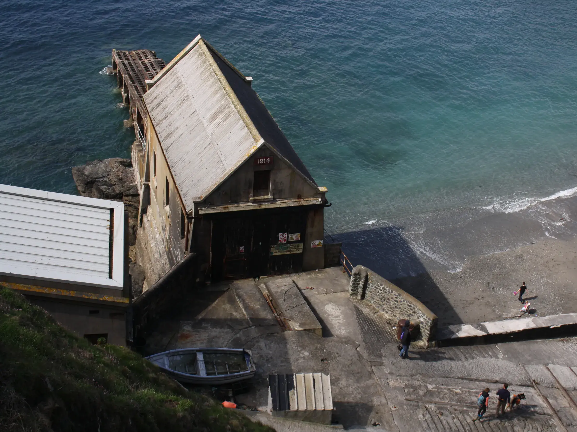Historisches Bootshaus in der malerischen Schmugglerbucht Lamorna Cove am South West Coast Path in Cornwall.