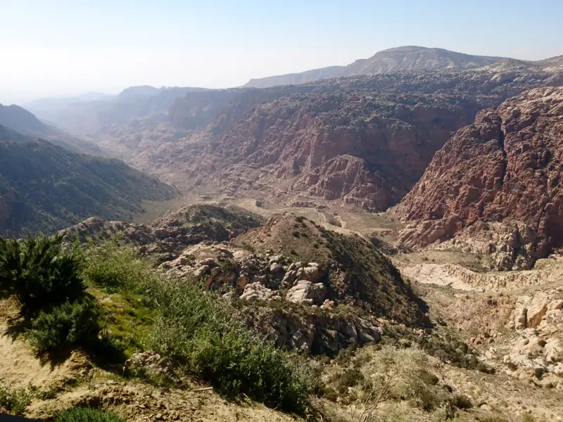 Panoramablick über das weite, felsige Wadi Dhana im Dhana Nationalpark während einer Trekkingreise in Jordanien.