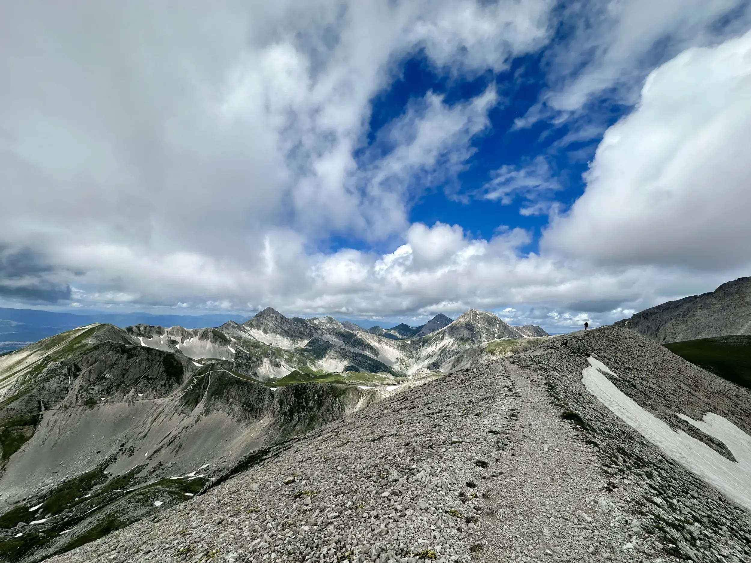 Trekking auf einem Berggrat am Monte Aquila mit weitem Blick über die Hochebene Campo Imperatore im Gran Sasso Nationalpark.