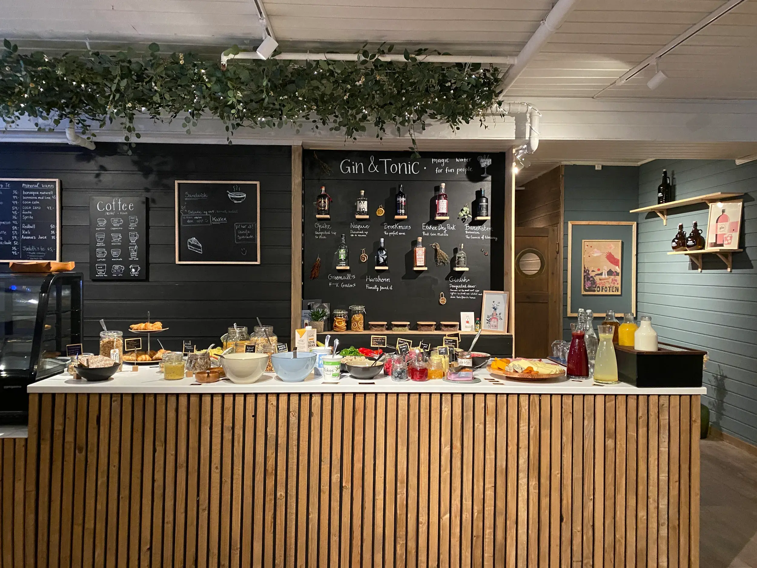 Reichhaltiges Frühstücksbuffet mit Müsli und Obst in einem gemütlichen Hotel auf den Lofoten zur Stärkung vor der Wanderung.