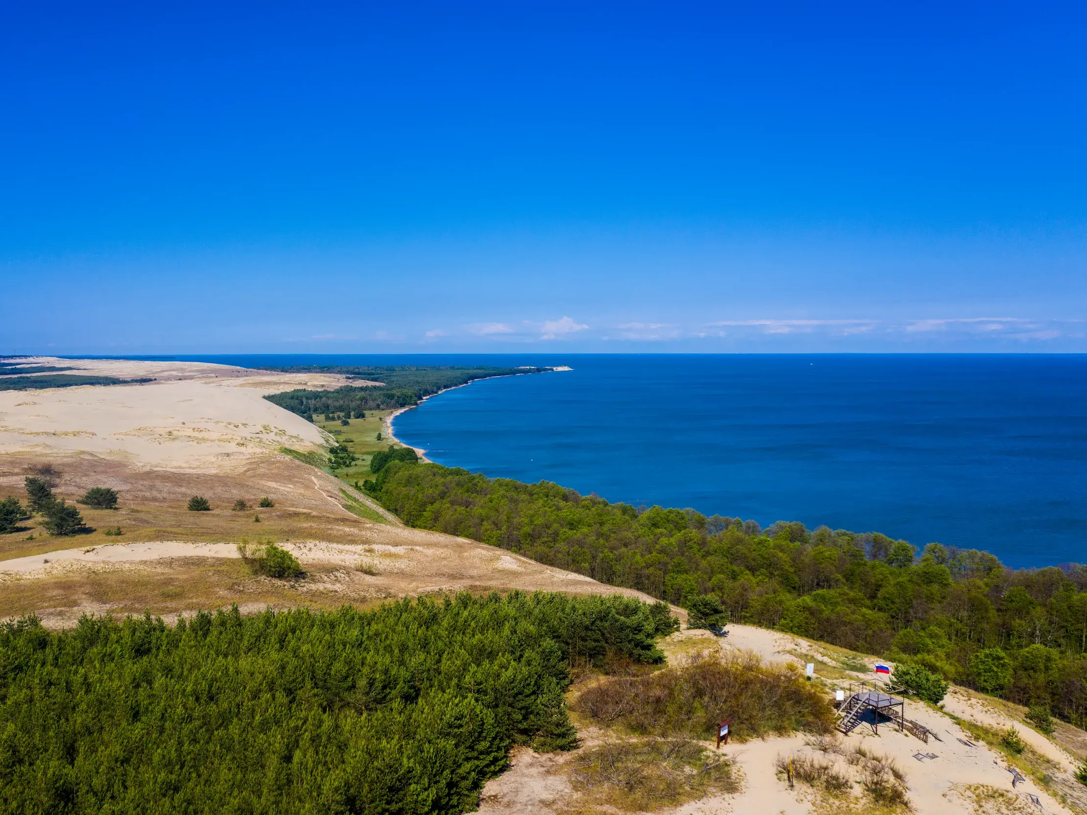 Panoramablick auf das UNESCO-Welterbe Kurische Nehrung in Litauen mit riesigen Sanddünen, Wäldern und der Ostsee.