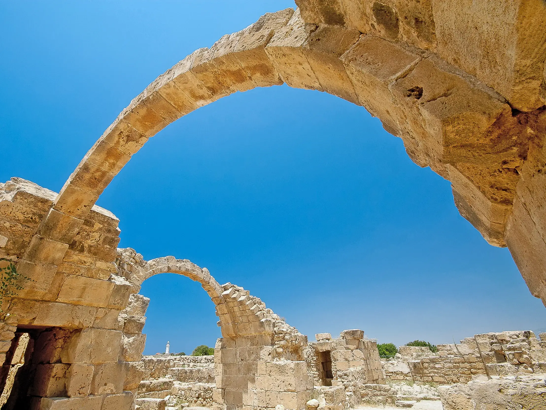 Imposante Steinbögen der antiken Ruinen im Archäologischen Park von Paphos, einem UNESCO-Welterbe auf Zypern.