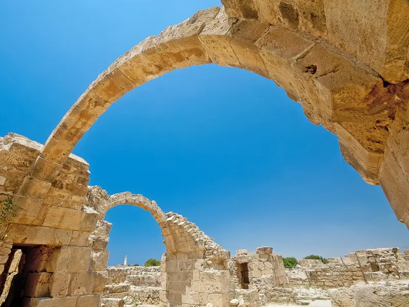 Imposante Steinbögen der antiken Ruinen im Archäologischen Park von Paphos, einem UNESCO-Welterbe auf Zypern.