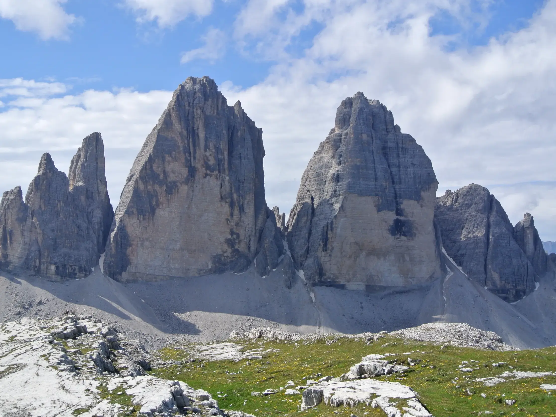 Die markanten Gipfel der Drei Zinnen im UNESCO Weltnaturerbe bei einer Wanderung in den Sextner Dolomiten.