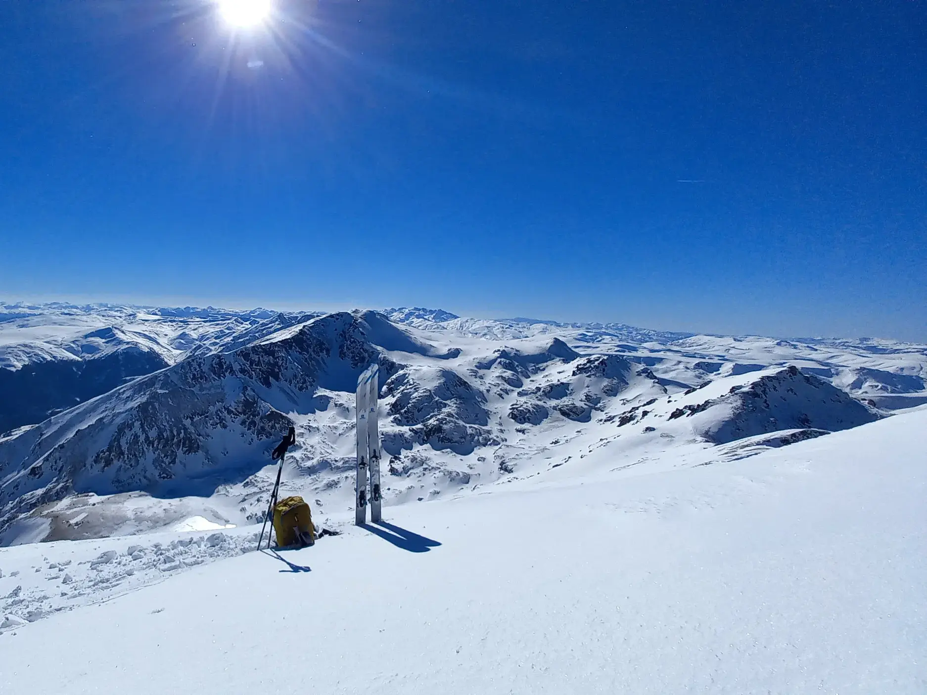 Tourenski auf dem Gipfel des Korab mit weitem Panoramablick über die unberührte, schneebedeckte Bergwelt Albaniens.