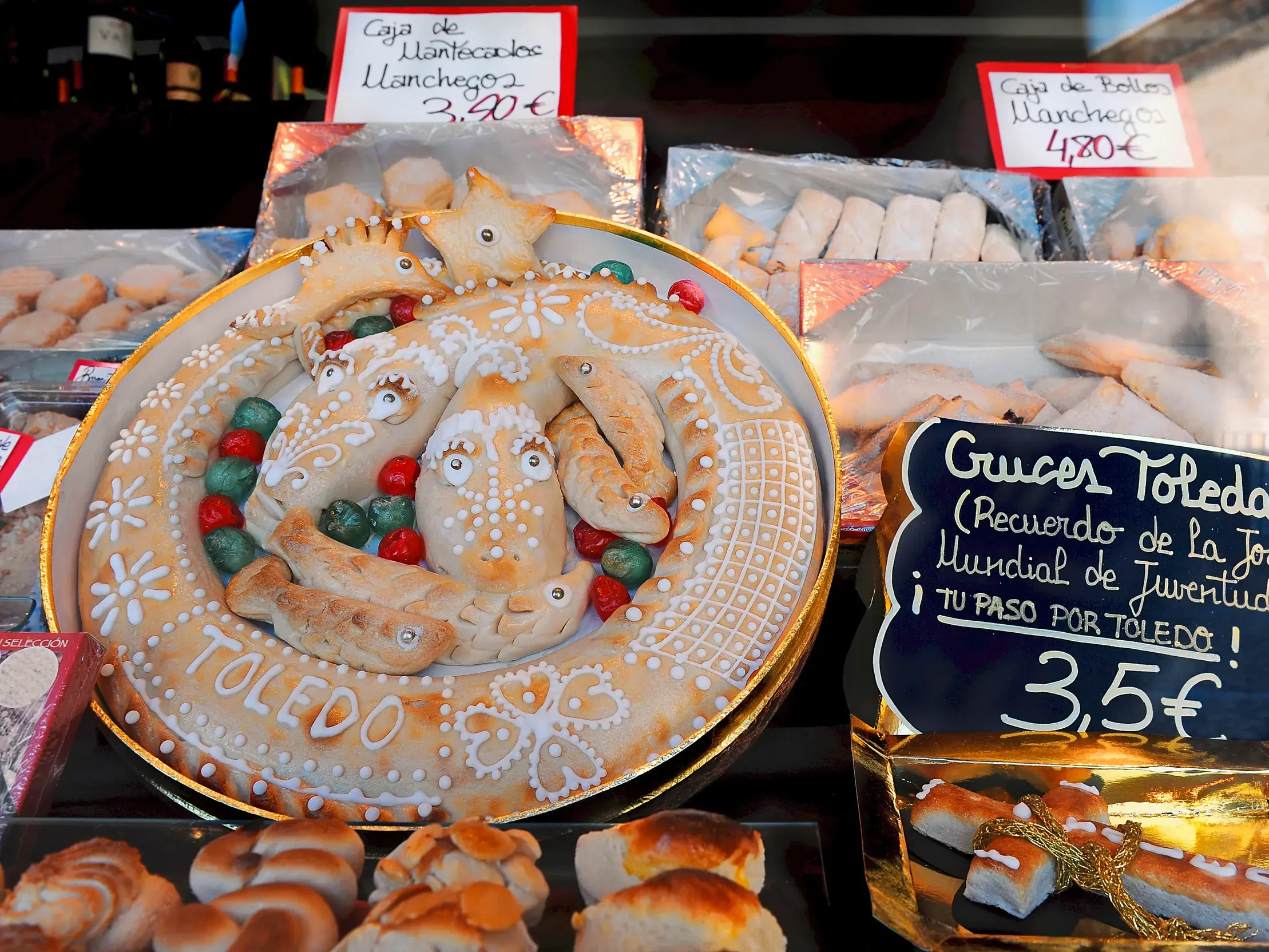 Nahaufnahme von Toledanischem Marzipan, einer süßen Spezialität, kunstvoll verziert in der Auslage einer Bäckerei in Toledo.