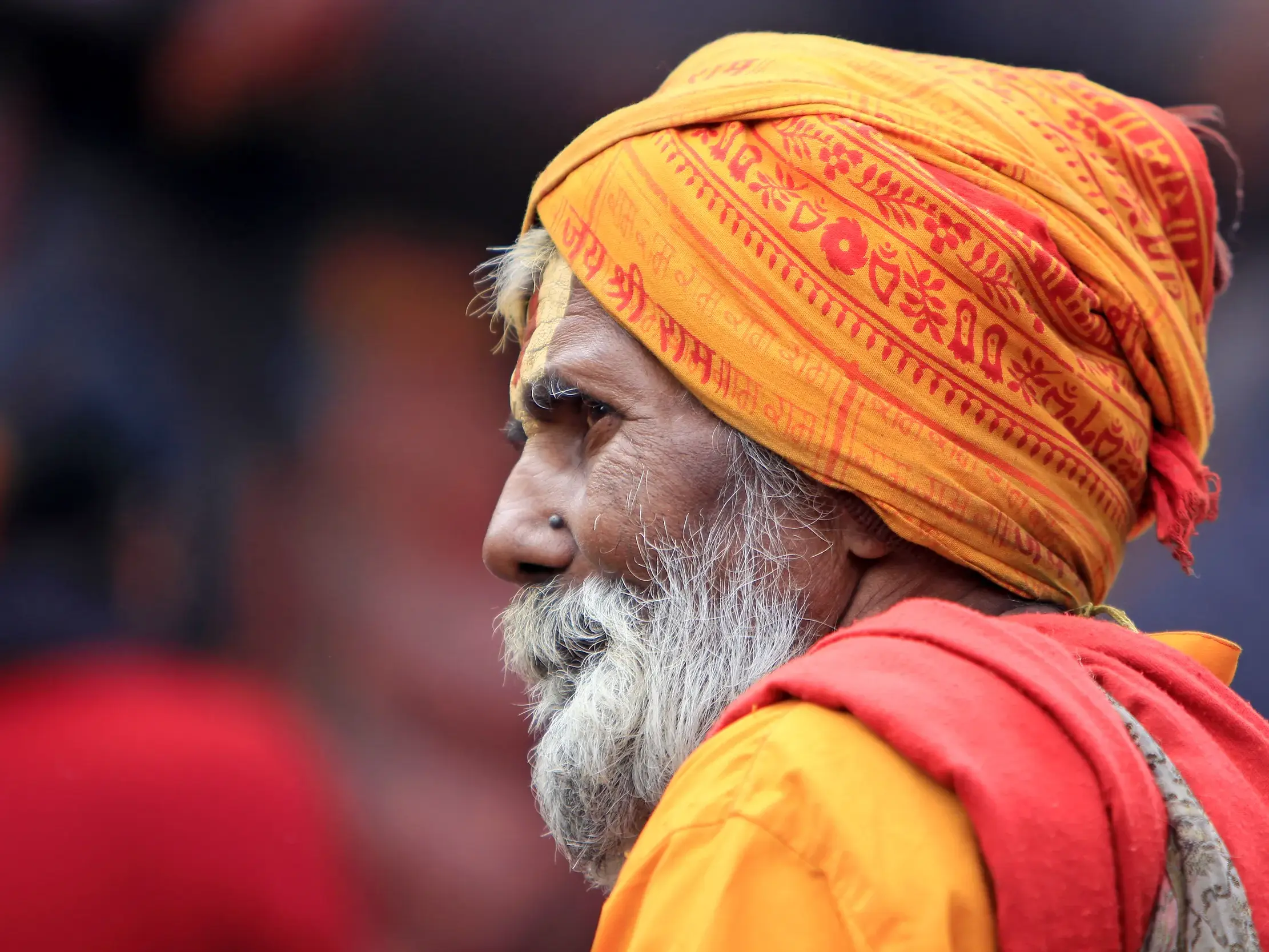 Porträt eines nepalesischen Sadhu mit traditionellem Turban und grauem Bart im Hinduheiligtum Pashupatinath in Kathmandu.