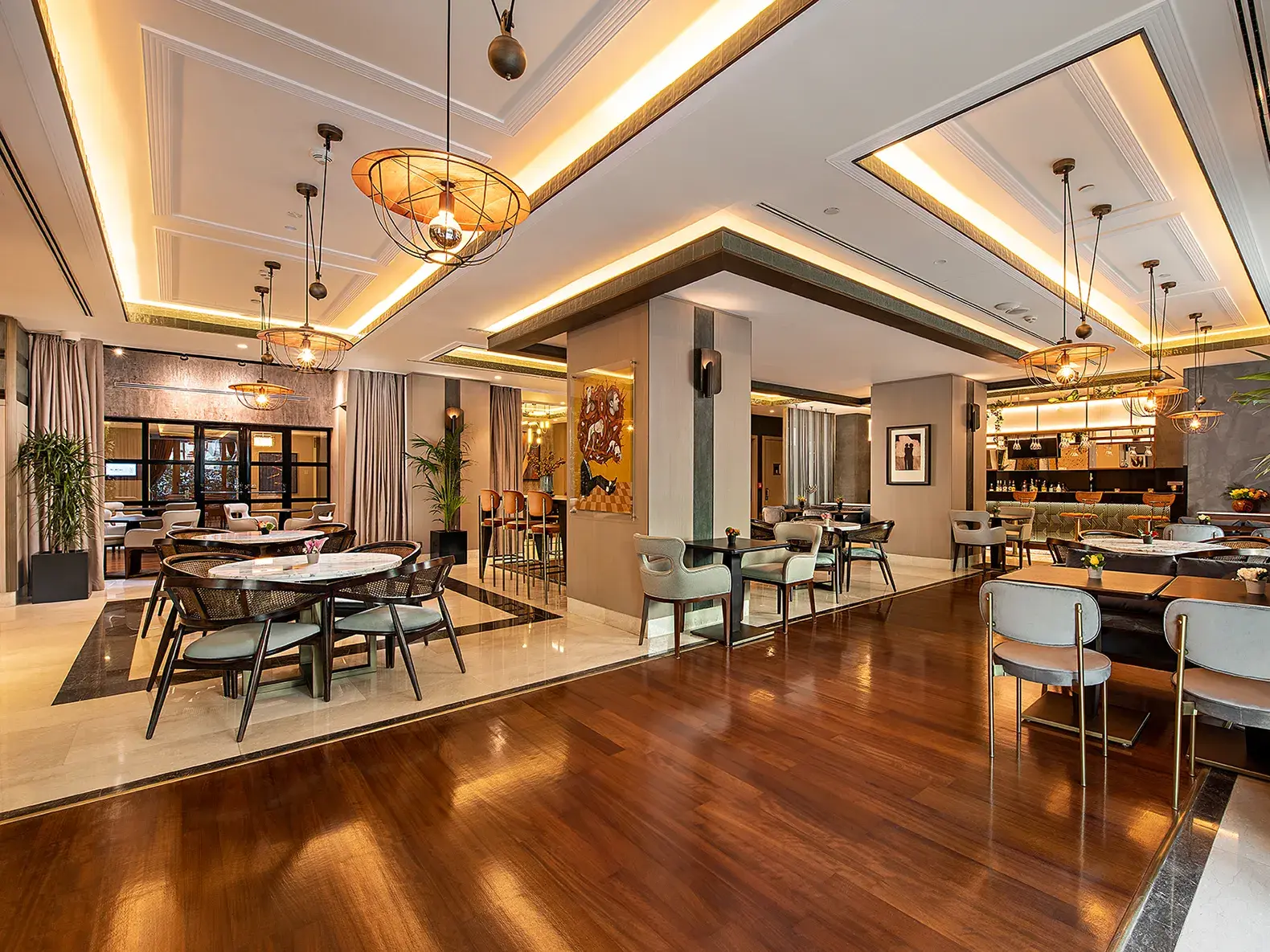 Stilvoller Innenraum des Hotel M Gallery The Artisan in Istanbul mit eingedeckten Tischen, Holzboden und modernem Design.