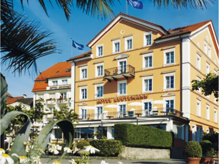 Außenansicht des Hotels Reutemann-Seegarten mit Sonnenterrasse im sommerlichen Lindau am Bodensee.