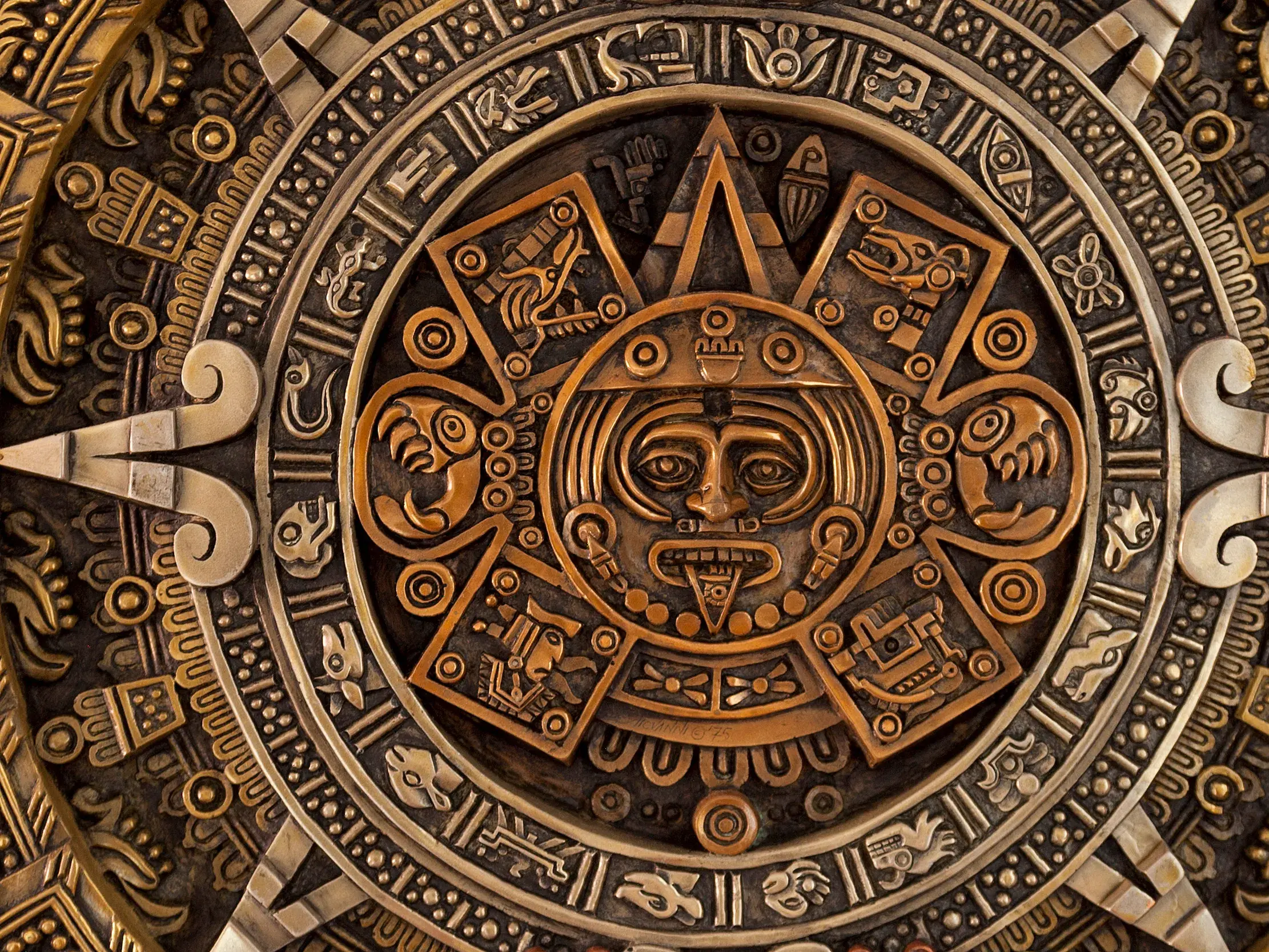Nahaufnahme des kunstvoll gravierten aztekischen Sonnensteins, Symbol der Hochkulturen auf einer Mexiko-Studienreise.