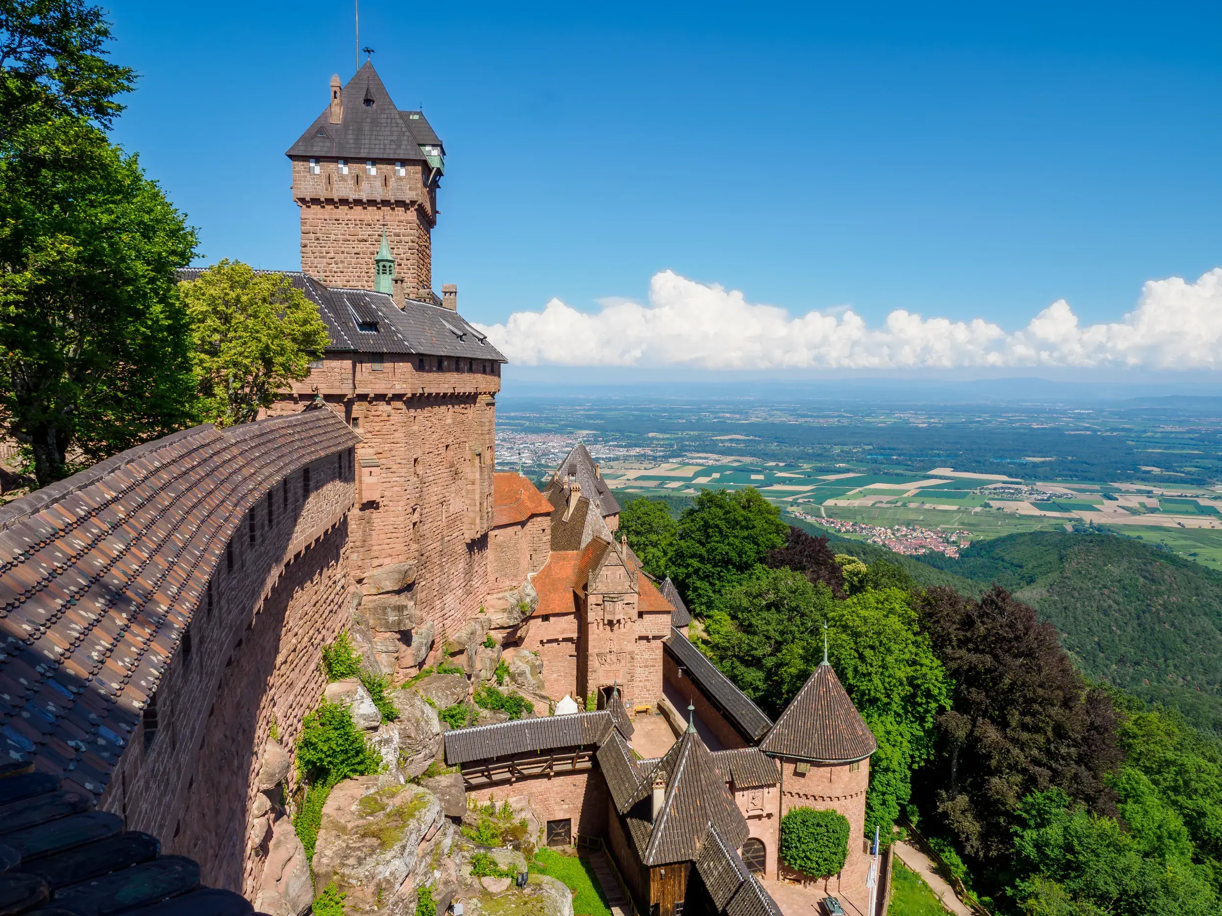 Majestätische Hohkönigsburg im Elsass mit Panoramablick von der Festungsmauer über die weite Rheinebene.