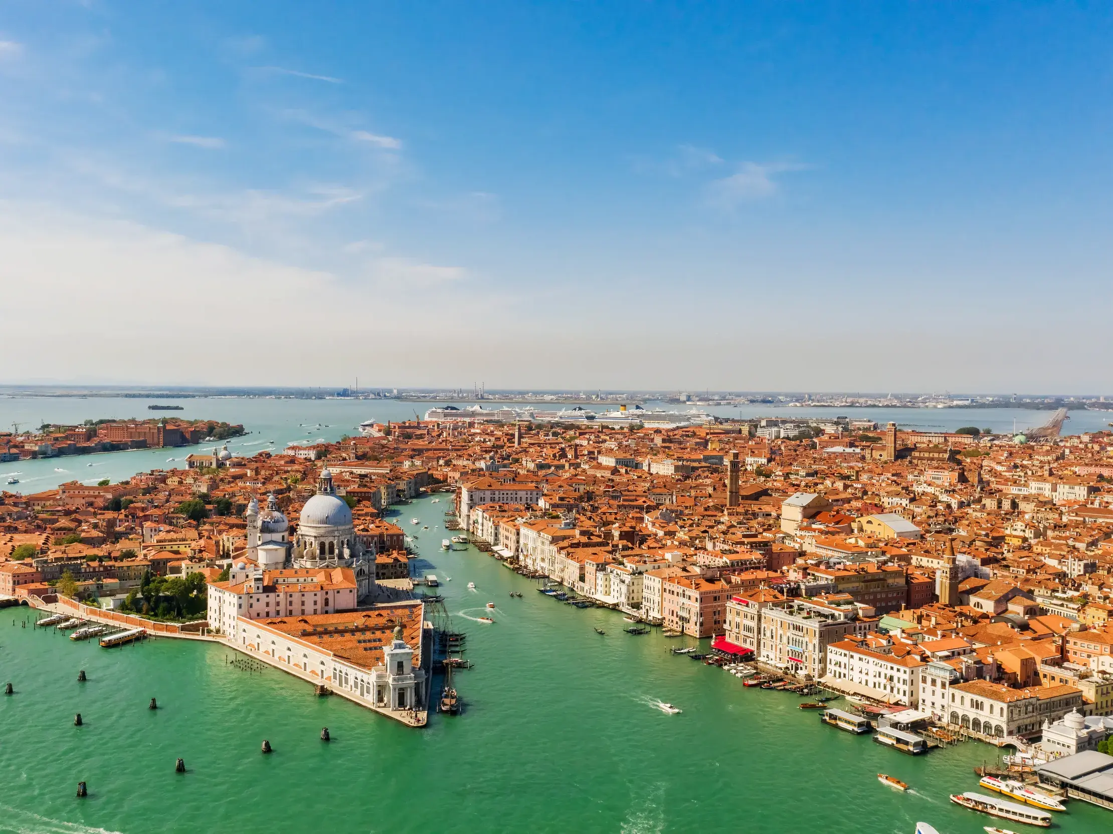 Eindrucksvoller Panoramablick auf Venedig mit der Basilica Santa Maria della Salute am türkisen Canal Grande bei Sonnenschein.