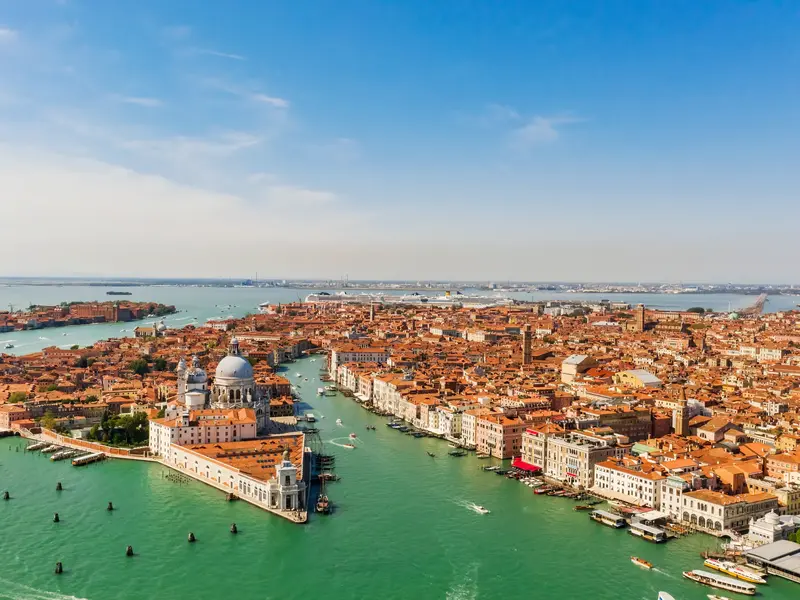 Eindrucksvoller Panoramablick auf Venedig mit der Basilica Santa Maria della Salute am türkisen Canal Grande bei Sonnenschein.