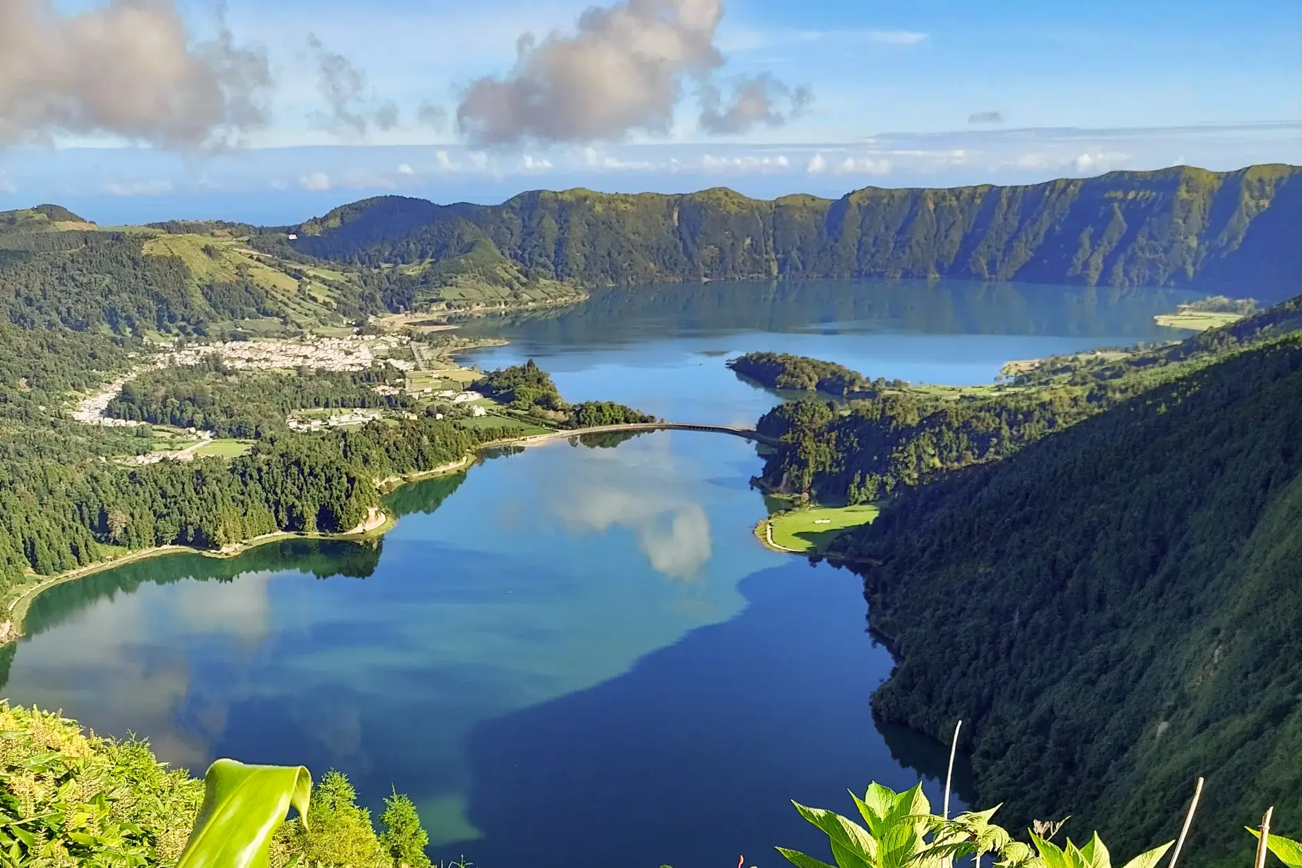 Panoramablick vom Kraterrand auf die Seen Lagoa Azul und Lagoa Verde in der Caldeira da Sete Cidades auf São Miguel.