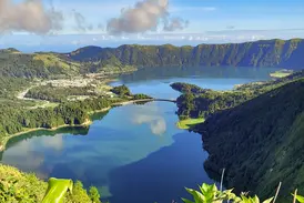Panoramablick vom Kraterrand auf die Seen Lagoa Azul und Lagoa Verde in der Caldeira da Sete Cidades auf São Miguel.