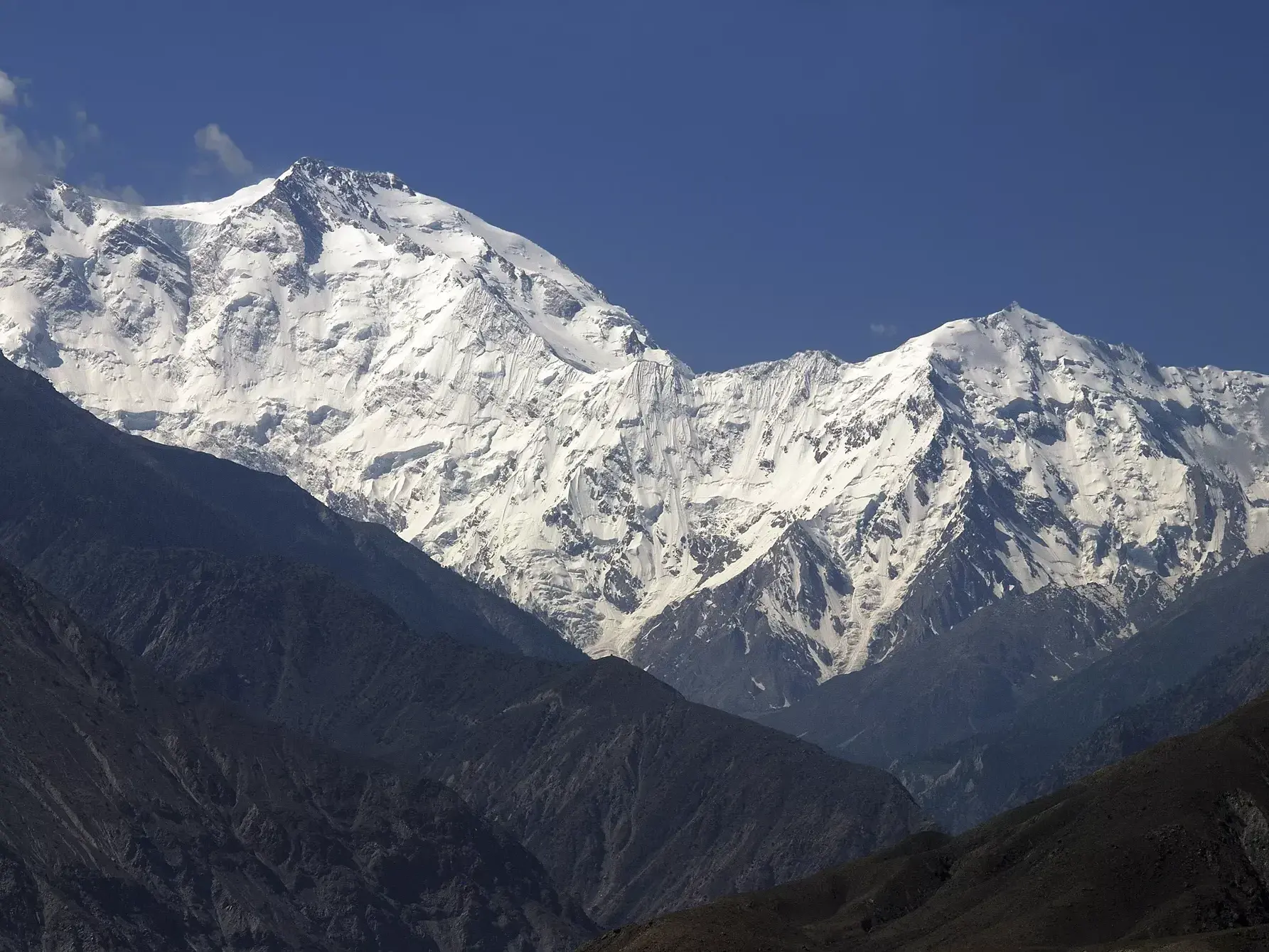 Majestätischer Blick auf den vereisten Gipfel des Nanga Parbat während einer Trekkingreise in Pakistan.