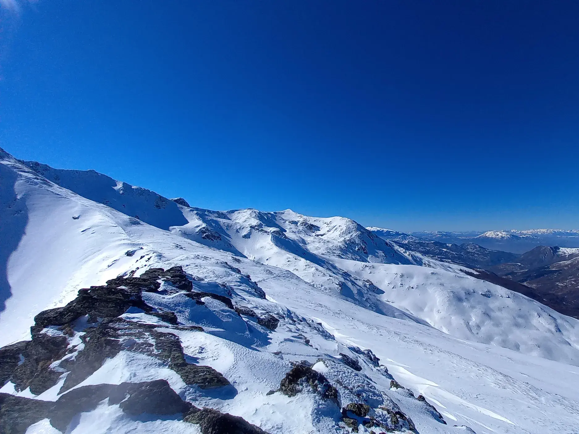 Sonniger Panoramablick während einer Skitour im Sharr-Gebirge im Kosovo über unberührte, weite Schneehänge und Berggipfel.