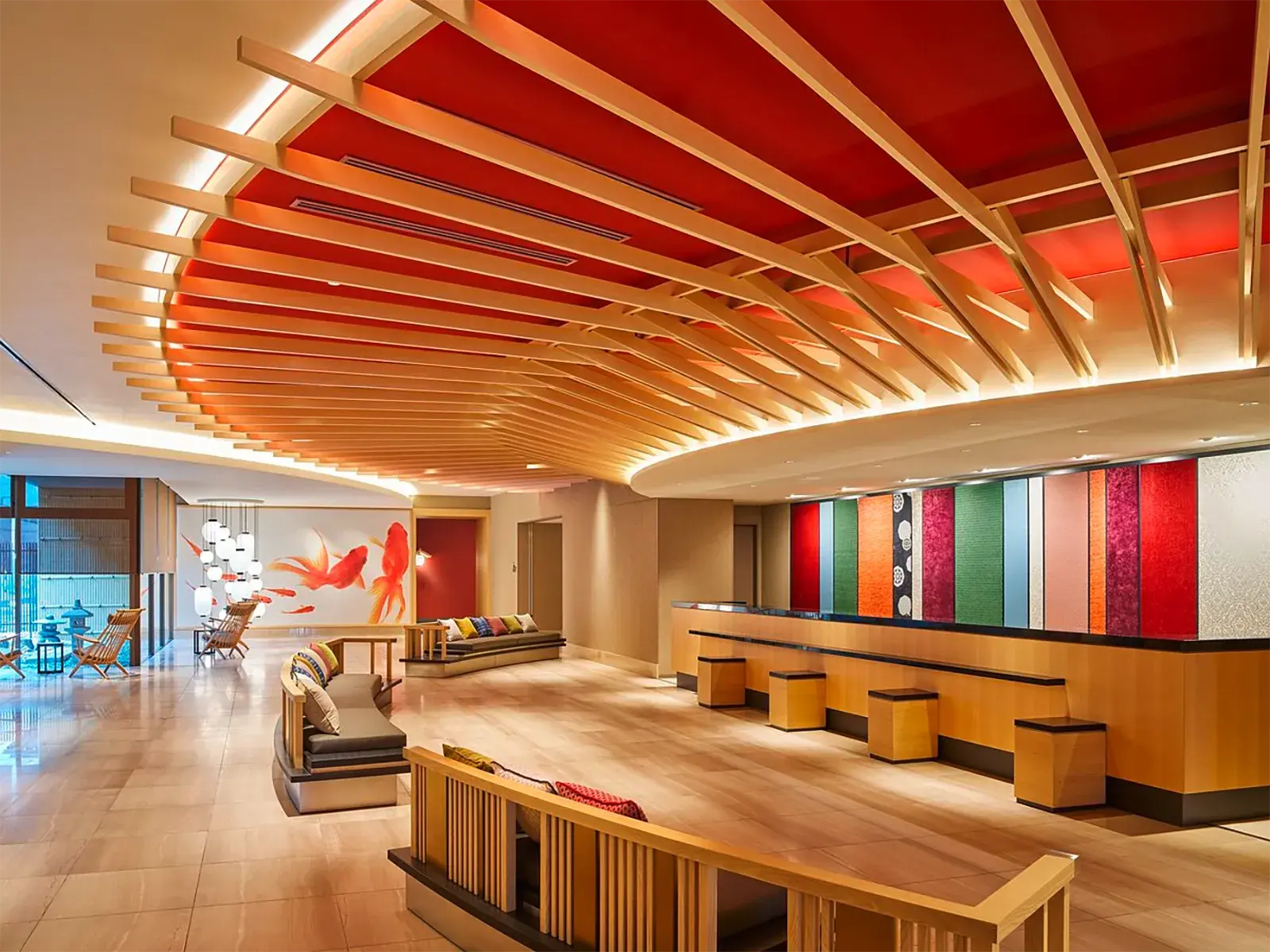 Hotellobby des Standard-Hotel in Kyoto n mit einer beeindruckenden Holzdeckenkonstruktion und einem Koi-Wandbild.