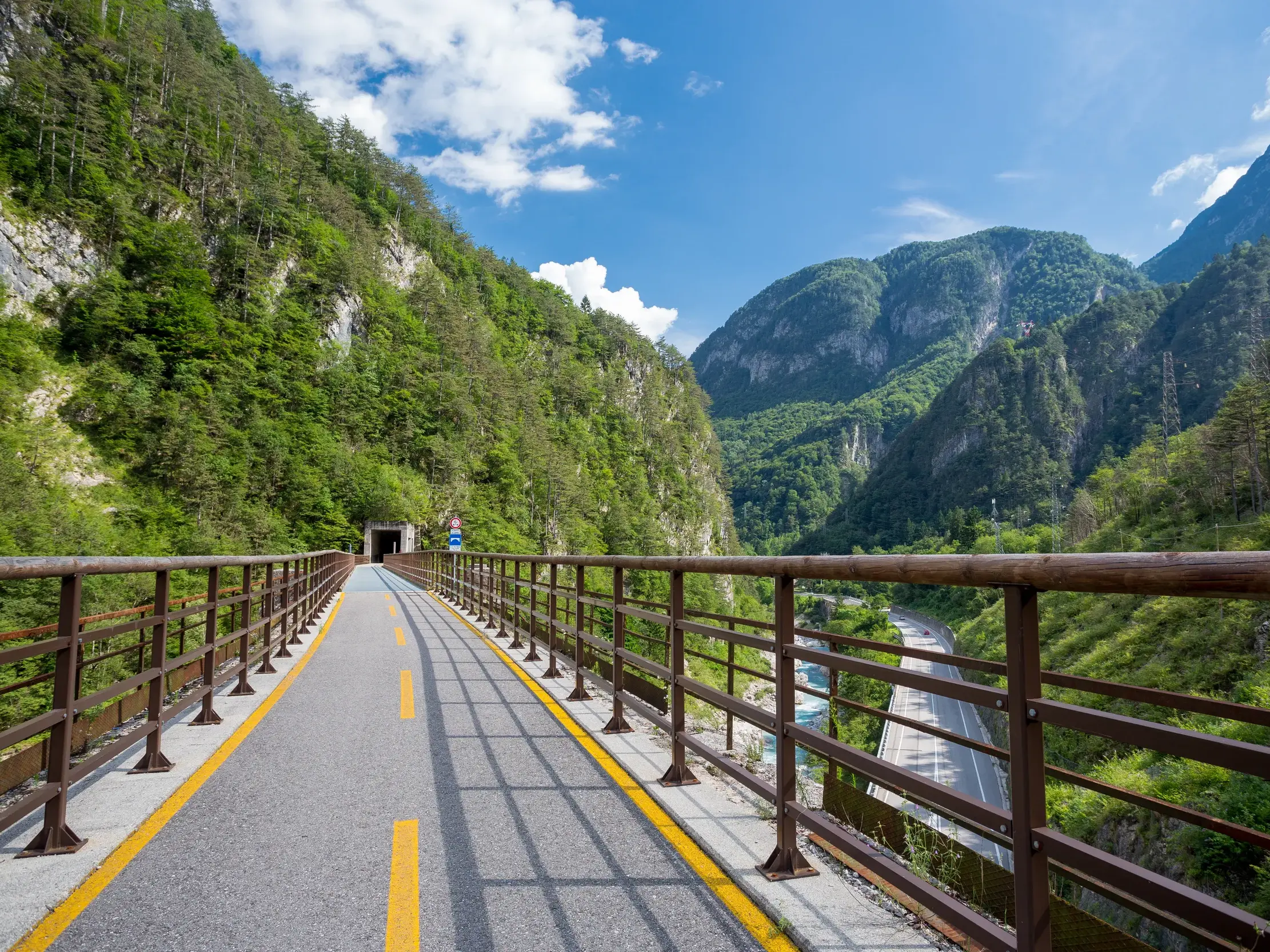 Der Alpe-Adria-Radweg führt auf einer ehemaligen Bahntrasse über eine Brücke durch das Fella-Tal in den Karnischen Alpen.