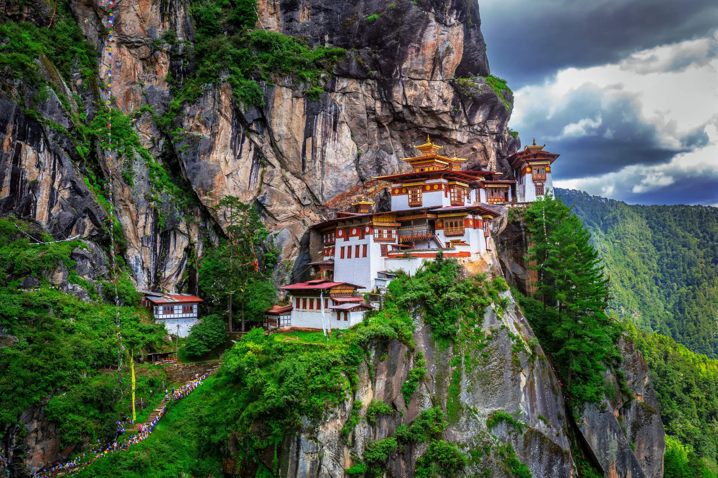 Das berühmte Kloster Taktshang, das Tigernest, klebt an einer steilen Felswand hoch über dem grünen Paro-Tal in Bhutan.