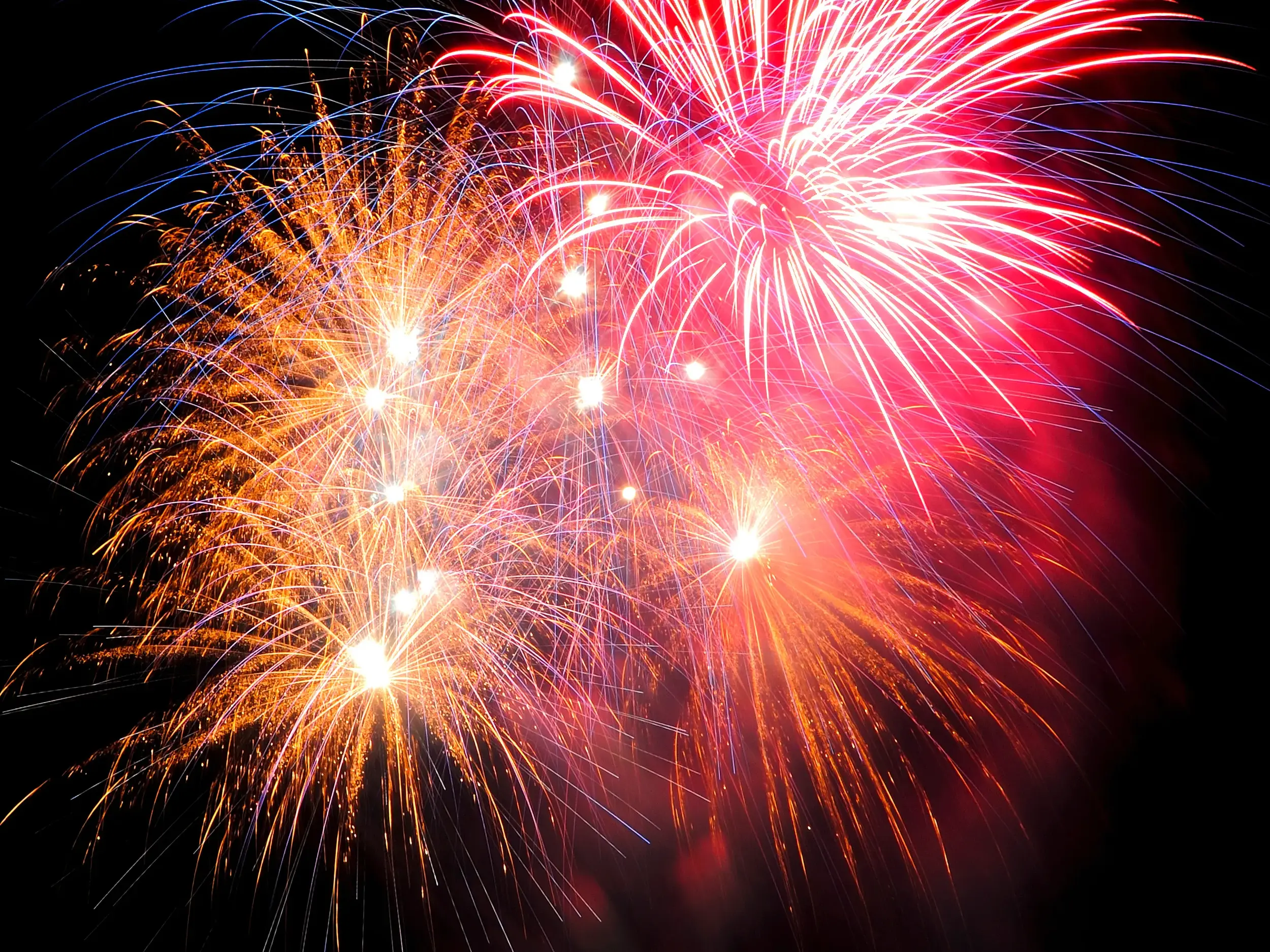 Rotes und goldenes Silvester-Feuerwerk erleuchtet den Nachthimmel über dem Ban-Jelacic-Platz in Zagreb.