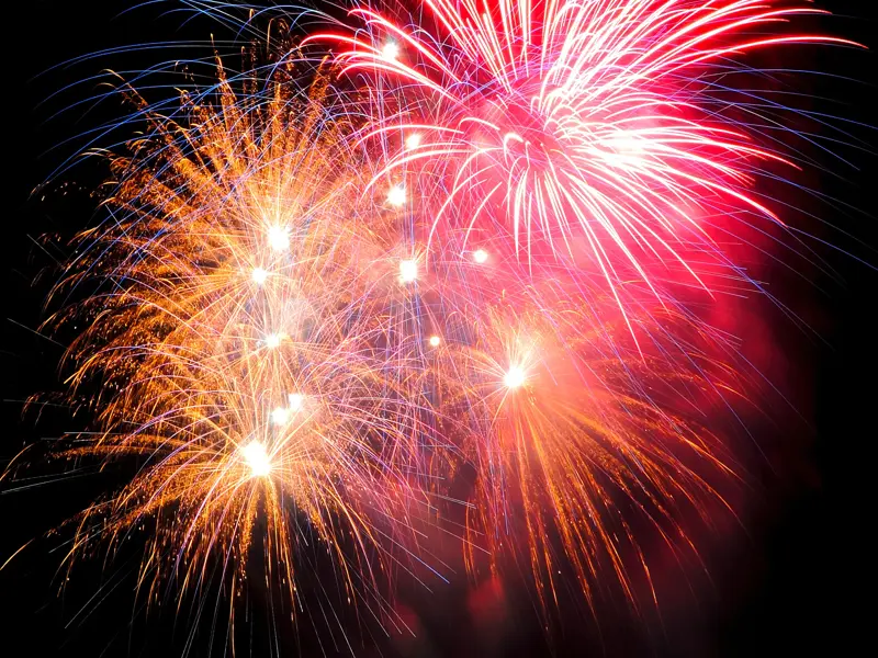 Rotes und goldenes Silvester-Feuerwerk erleuchtet den Nachthimmel über dem Ban-Jelacic-Platz in Zagreb.