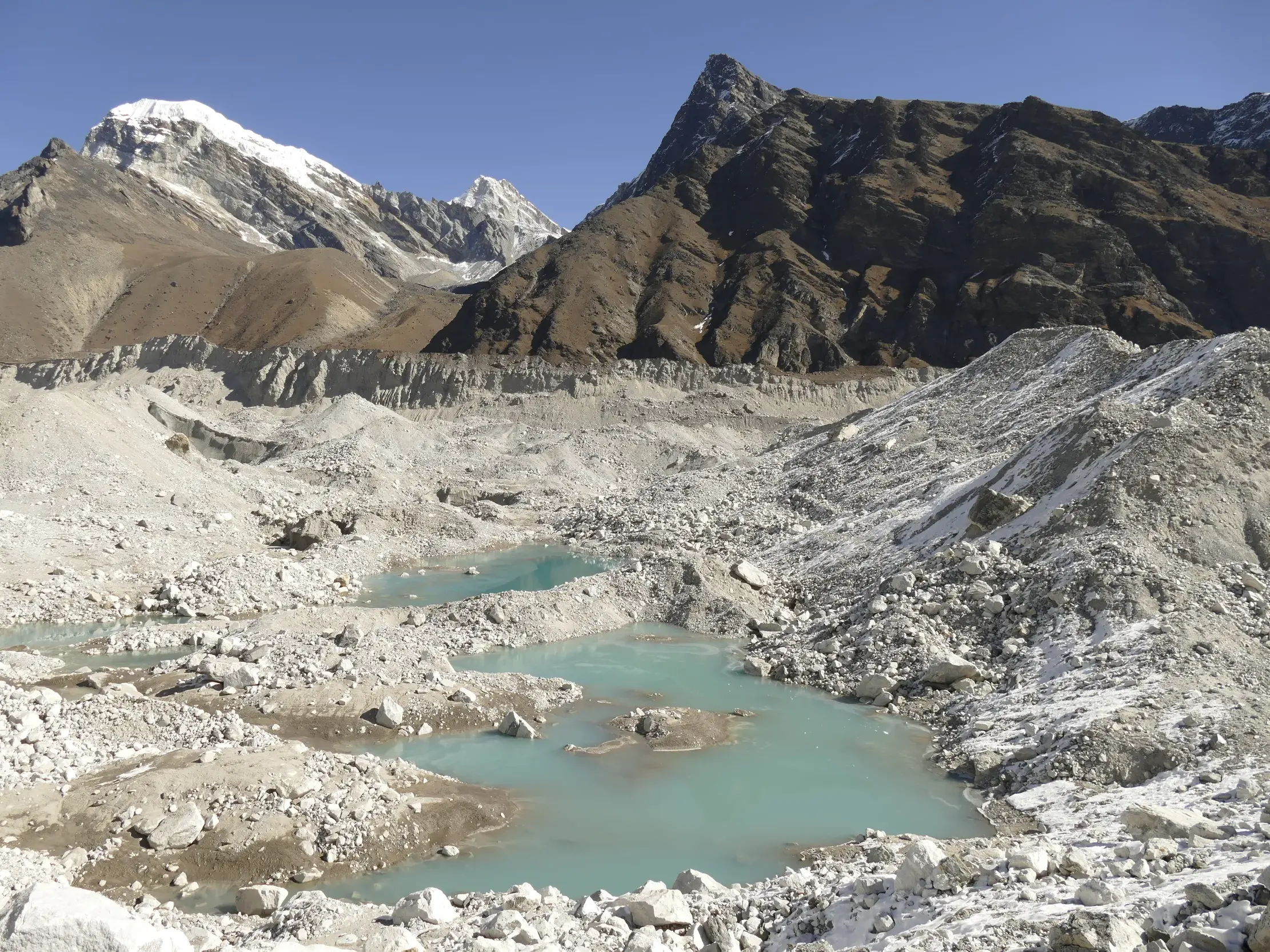 Panoramablick auf die türkisfarbenen Gokyo-Seen, umgeben von der Moräne des Ngozumba-Gletschers im Himalaya Nepals.