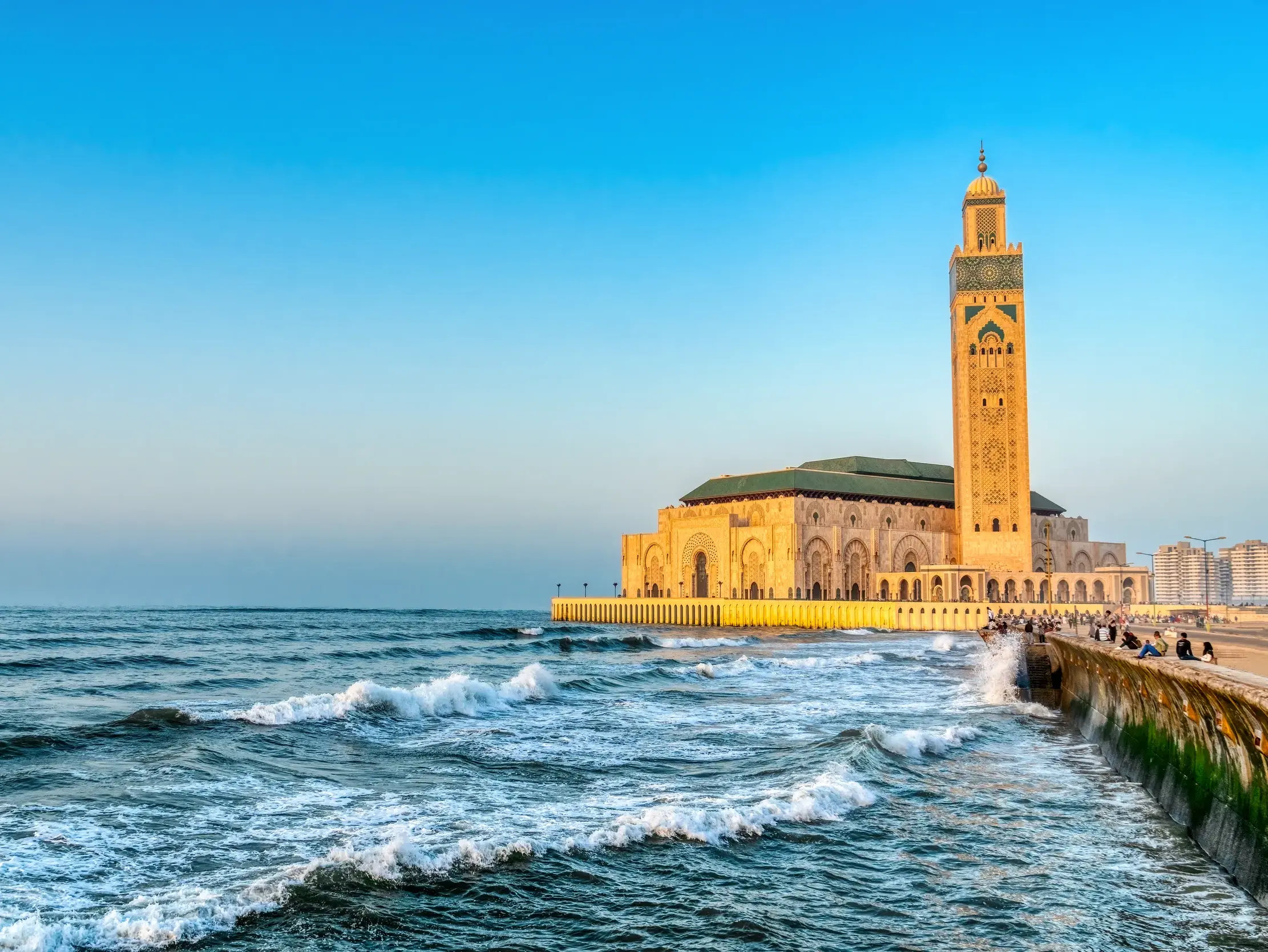 Die monumentale Hassan-II.-Moschee in Casablanca erleben Sie während Ihrer geführten Rundreise in kleiner Gruppe durch Marokko.