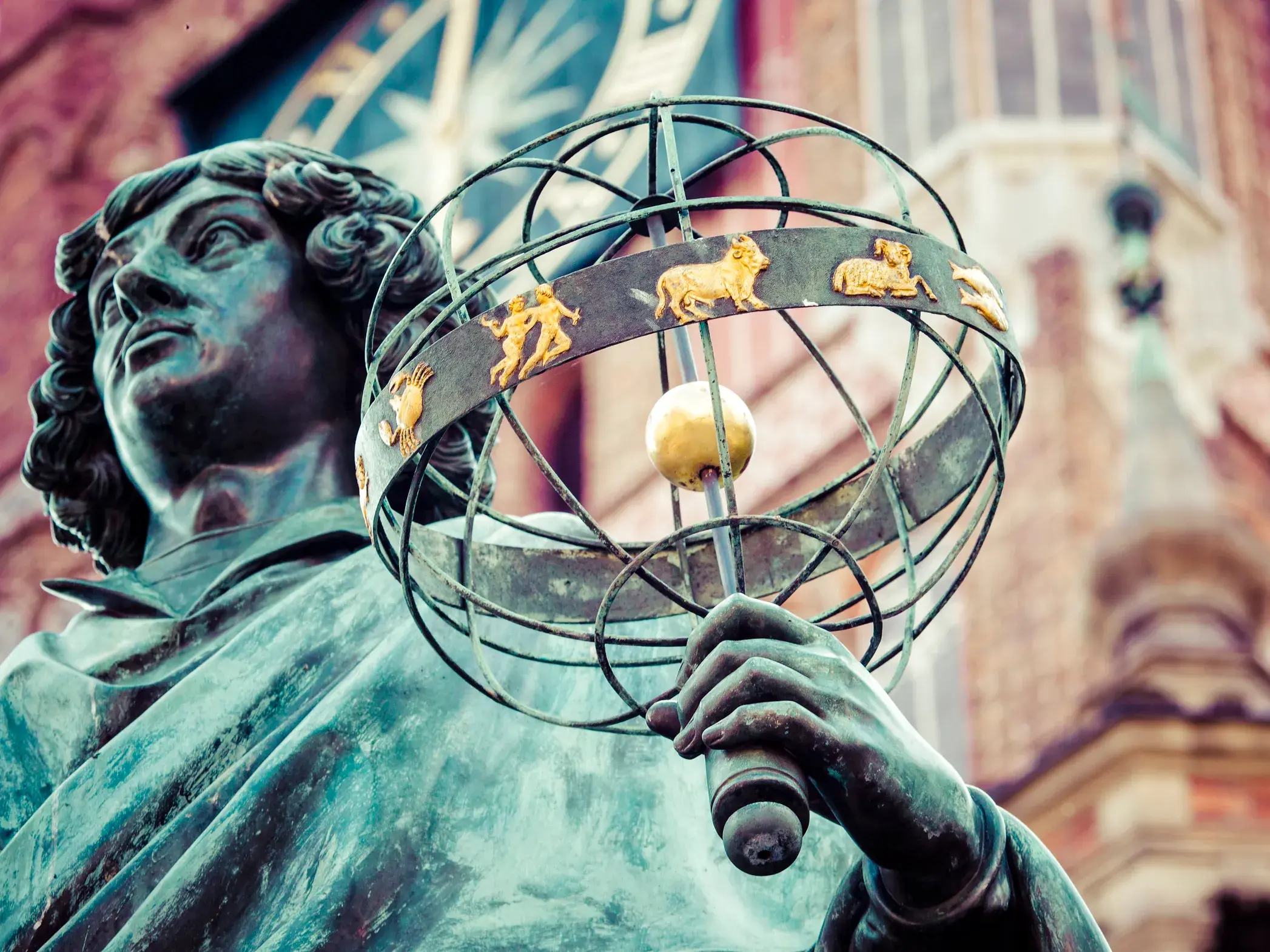 Bronzestatue von Nikolaus Kopernikus in seiner Geburtsstadt Torun, der eine Armillarsphäre mit goldenen Tierkreiszeichen hält.
