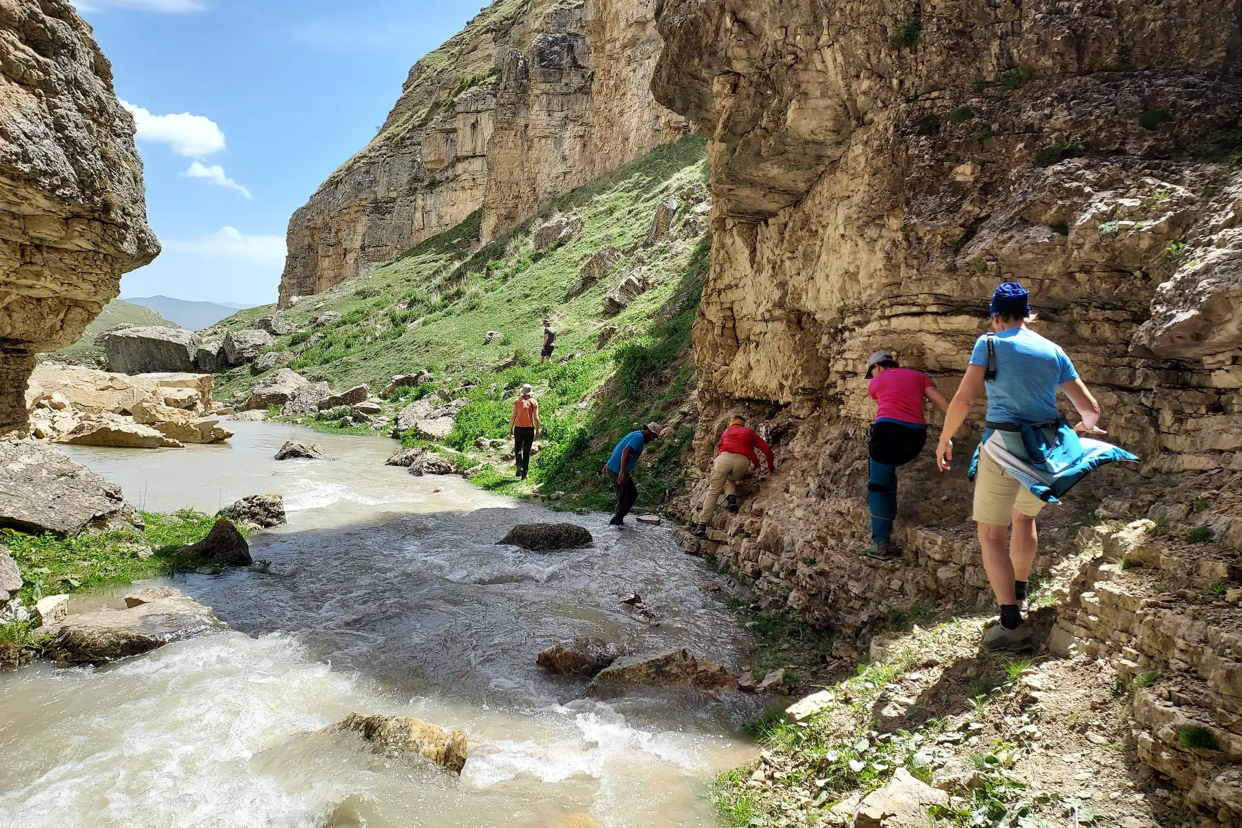 Eine Hauser-Reisegruppe beim Trekking auf einem schmalen Pfad durch den Gudiyalchay-Canyon im Kaukasus, Aserbaidschan.