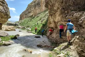 Eine Hauser-Reisegruppe beim Trekking auf einem schmalen Pfad durch den Gudiyalchay-Canyon im Kaukasus, Aserbaidschan.