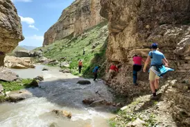 Eine Hauser-Reisegruppe beim Trekking auf einem schmalen Pfad durch den Gudiyalchay-Canyon im Kaukasus, Aserbaidschan.