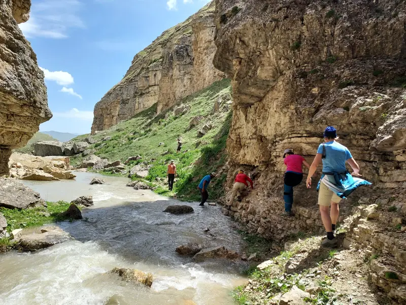 Eine Hauser-Reisegruppe beim Trekking auf einem schmalen Pfad durch den Gudiyalchay-Canyon im Kaukasus, Aserbaidschan.