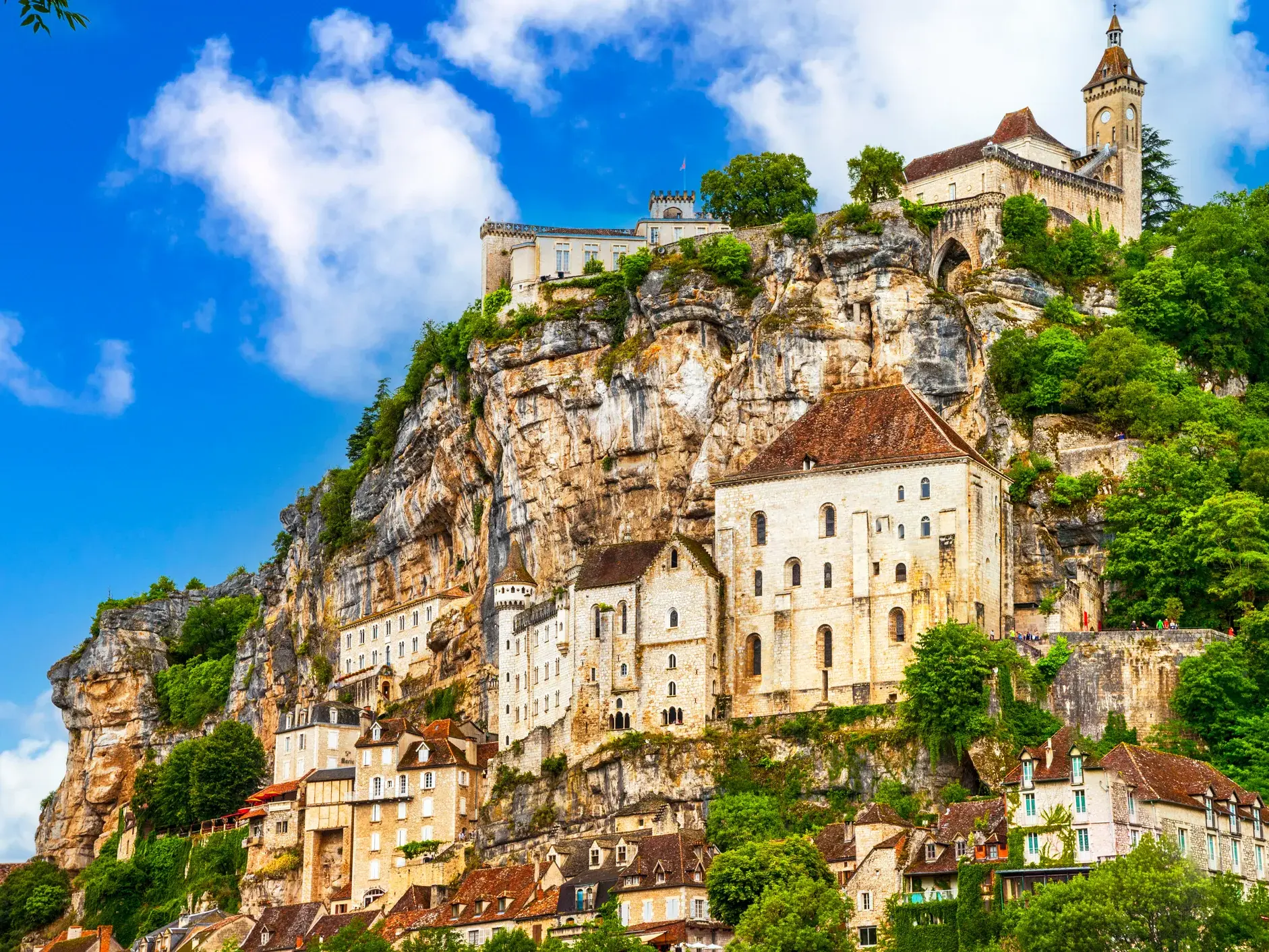 Der historische Pilgerort Rocamadour in Frankreich schmiegt sich an eine steile Felswand, überragt von der Basilika.
