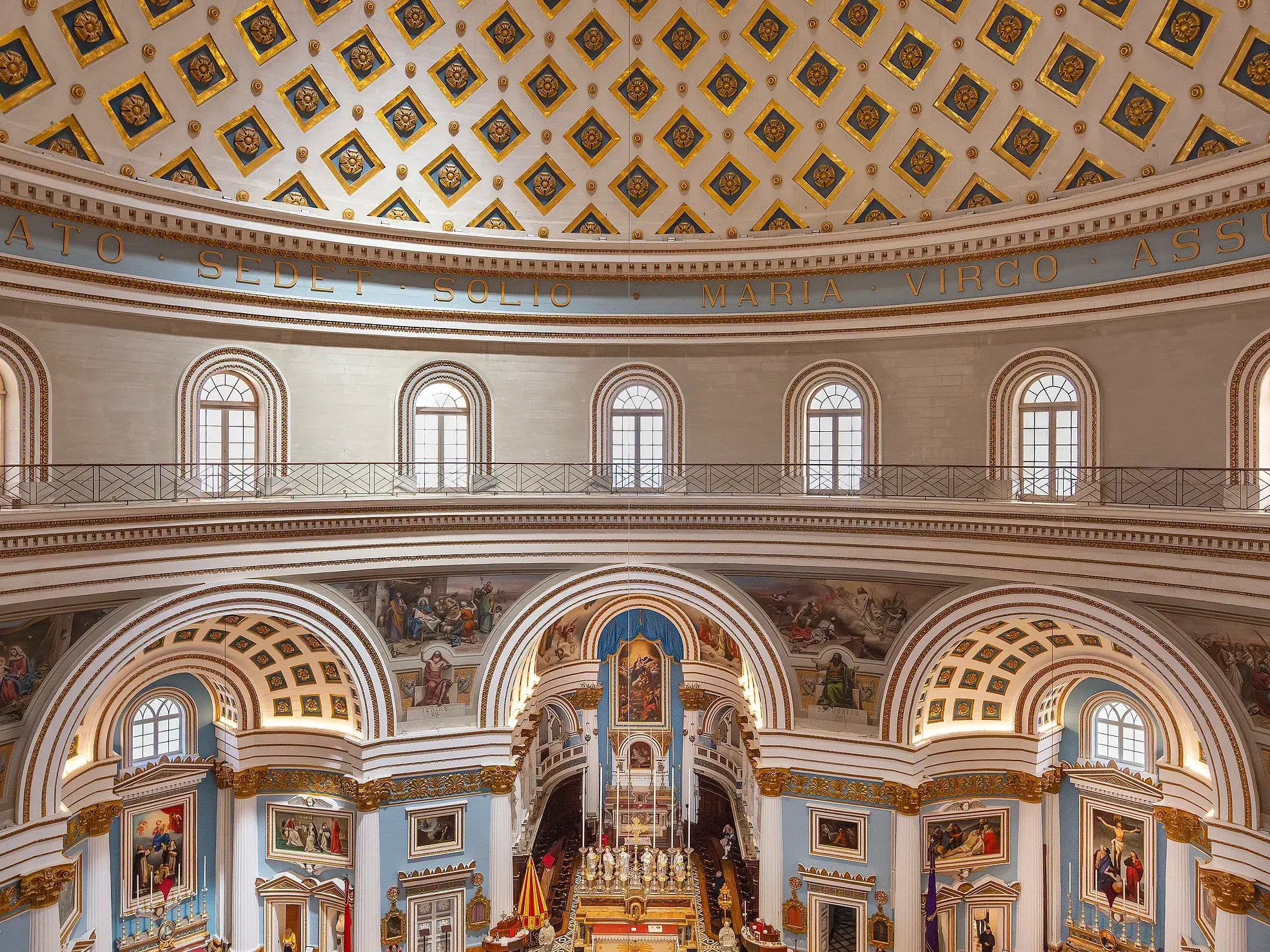 Innenansicht der Kirche von Mosta auf Malta mit Blick auf die prachtvolle, goldverzierte Kuppel und die Fenstergalerie.