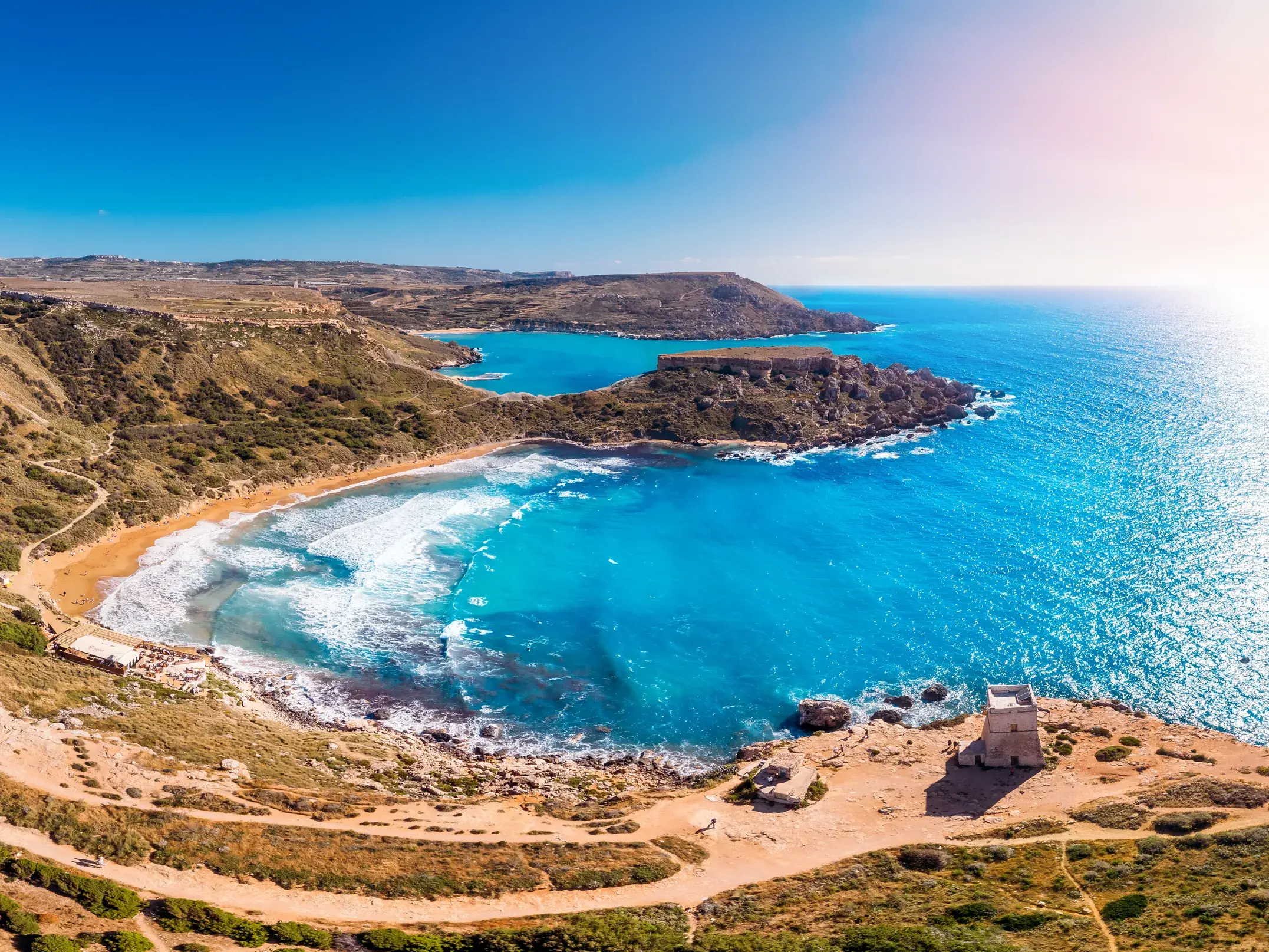Wanderung im Majjistral-Naturpark auf Malta mit Panoramablick auf die sandige Golden Bay und einen historischen Wachturm.