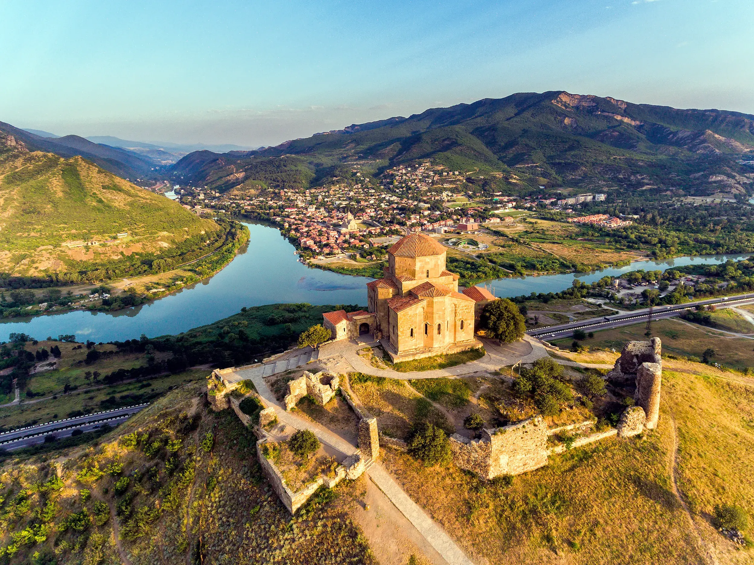 Das Dschwari-Kloster bei Mzcheta in Georgien thront im Abendlicht über dem malerischen Zusammenfluss von Mtkwari und Aragwi.