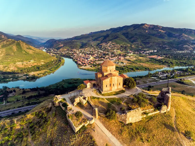Das Dschwari-Kloster bei Mzcheta in Georgien thront im Abendlicht über dem malerischen Zusammenfluss von Mtkwari und Aragwi.