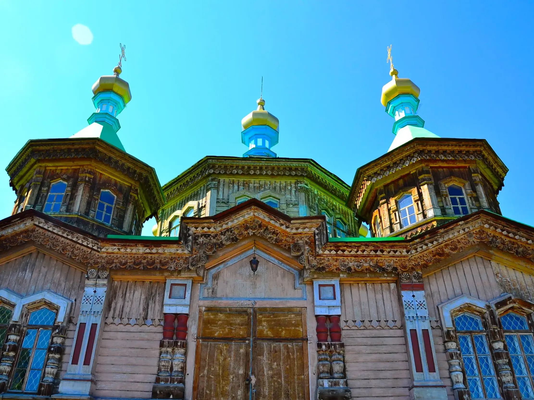 Die orthodoxe Kathedrale der Heiligen Dreieinigkeit in Karakol, eine Holzkirche mit kunstvollen Schnitzereien und Kuppeln.
